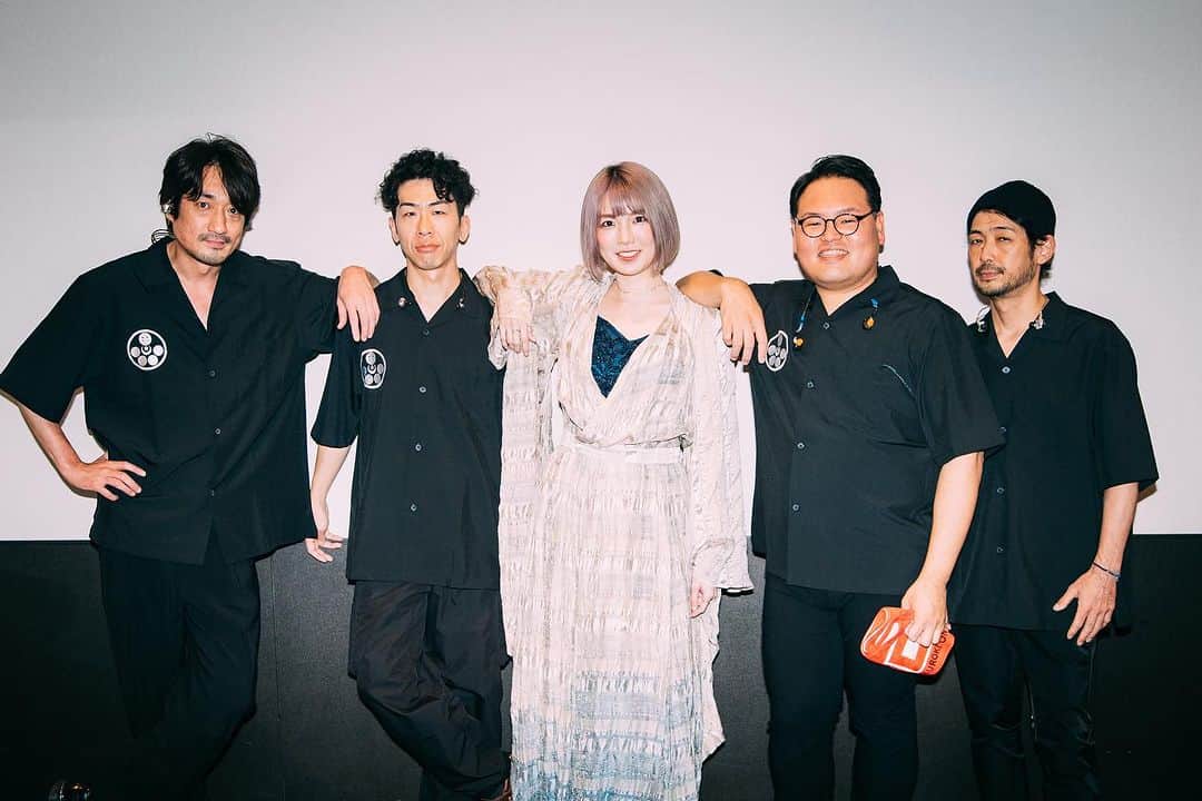 黒木渚のインスタグラム：「zepp横浜ありがとうございました。  平日ど真ん中の夜に来てくれたお客さんには本当に感謝です。 水曜日にライブ行くのって社会人にとってはものすごく大変なことだもんね。  でも、翌日の余力を考えてない騒ぎ方めっちゃ良かった。演者も客席もアホになるあの感じ。  音楽に魂抜かれて自動操縦になるあの感じ。  明日からしばらく灰になって、またちょっとしたら頑張るよ。  楽しい夜だった。  本当に楽しい夜だった。  カメラマン：藤咲千明」