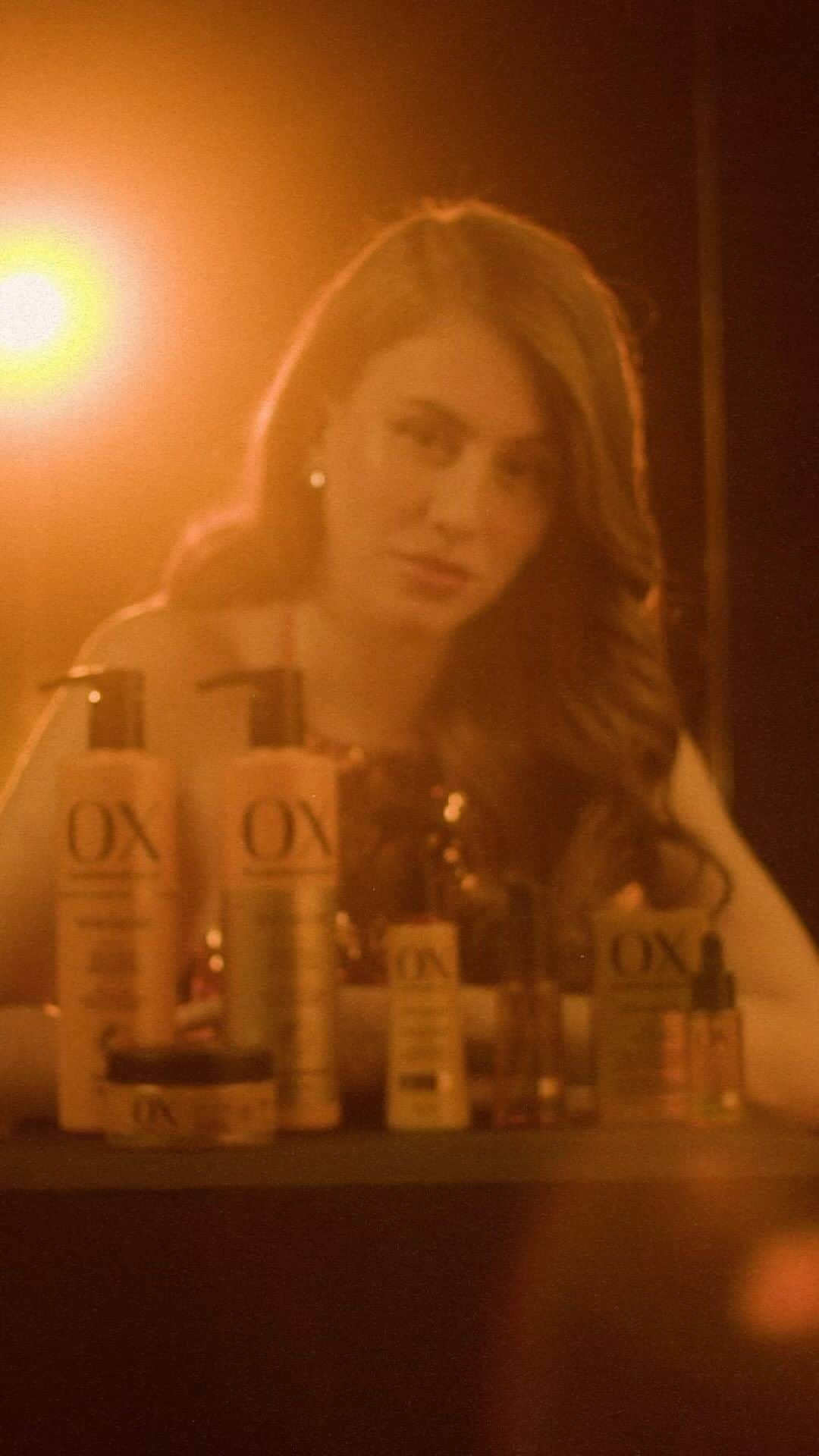 マリ・マリアのインスタグラム：「Prontas para conhecerem sua nova linha favorita? Tenho muito orgulho de apresentar OX Vita Glow, minha primeira linha de produtos capilares. Desenvolvida por mim em parceria com OX, ela conta com produtos poderosos para a nutrição e finalização dos fios. Quem aí tá pronta para conhecer #OPoderDoGlowVitaminado? ✨」