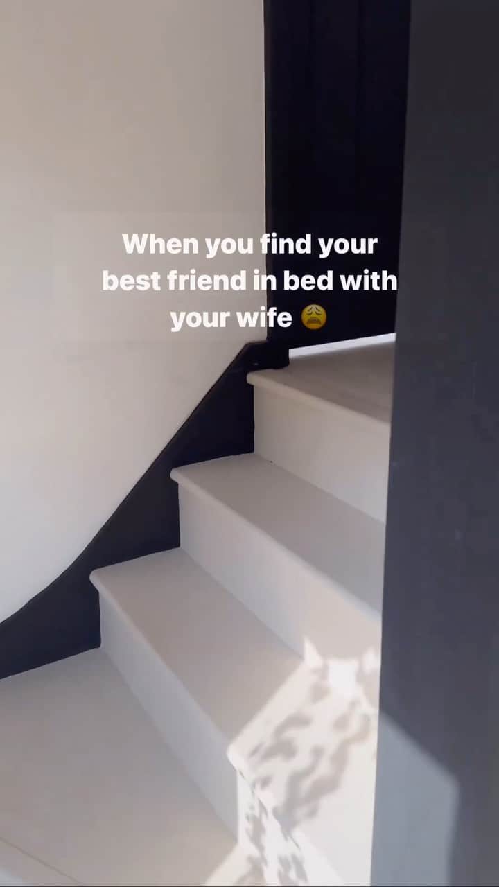 DogsOf Instagramのインスタグラム：「@thepuggysmalls is Mr.Steal your girl 😏 . . .  #puggysmalls #puglife #funnydogreels #funnydoggo #dogsofinstagram #dailyfluff」