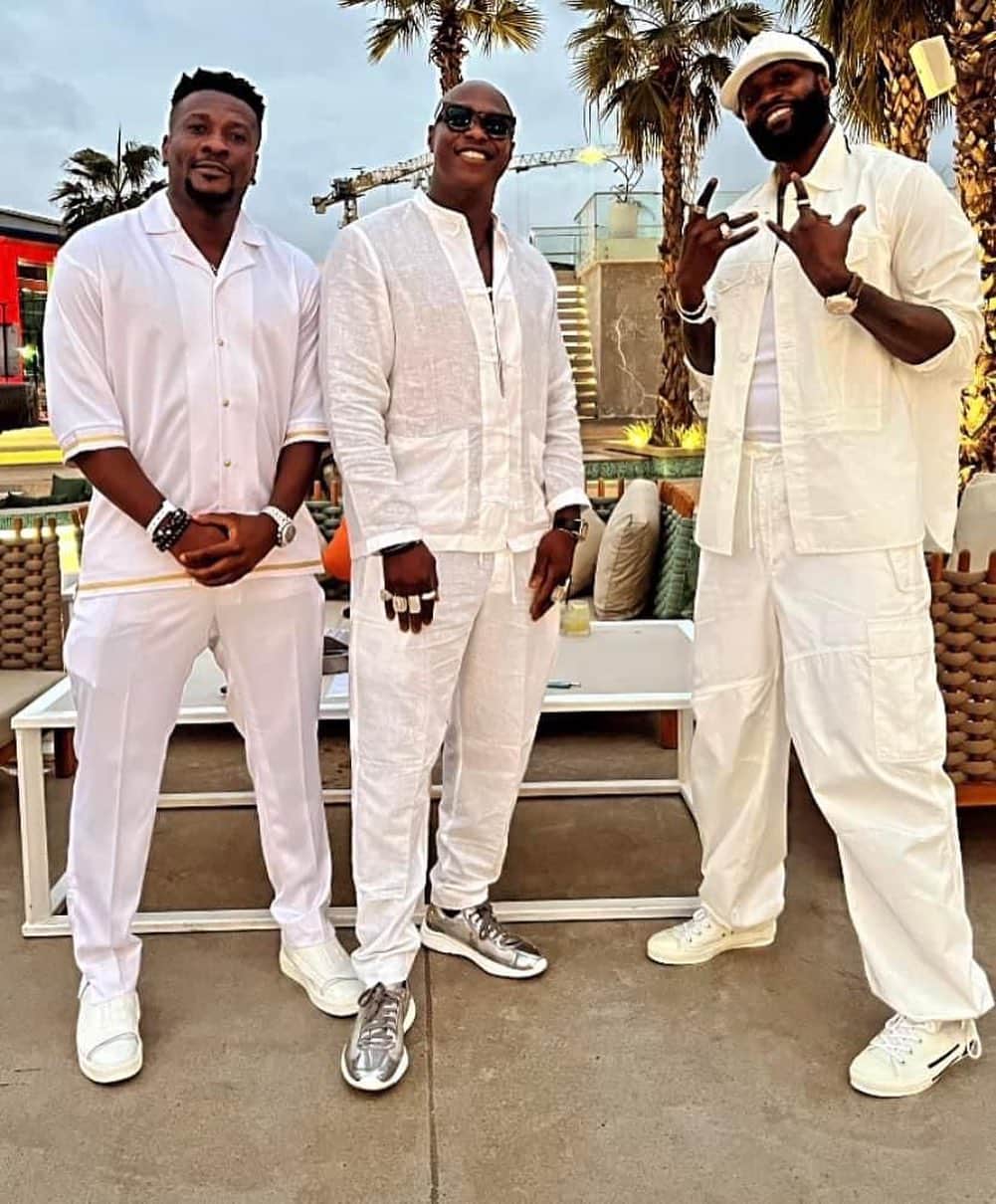 エマニュエル・アデバヨールのインスタグラム：「SEA, ⚽👑 Great moments and memories with Assamoah Gyan and Khalilou Fadiga. Friendship beyond the game!  #TeamAfrica 🇬🇭 🇸🇳 🇹🇬  Music by: @talakaka_officiel ✨」