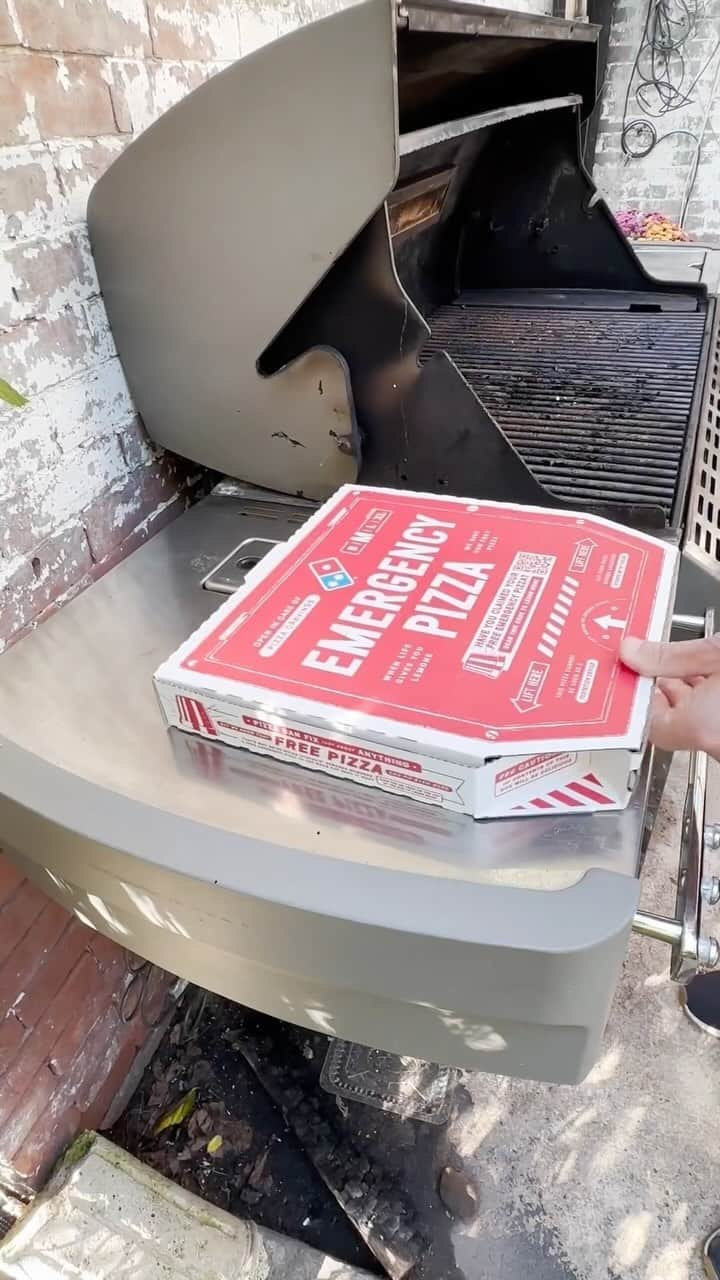 Domino's Pizzaのインスタグラム：「Ngl the knobs on the grill are difficult. Order Domino's online and we'll give you a free Emergency Pizza to use on your next online order.」