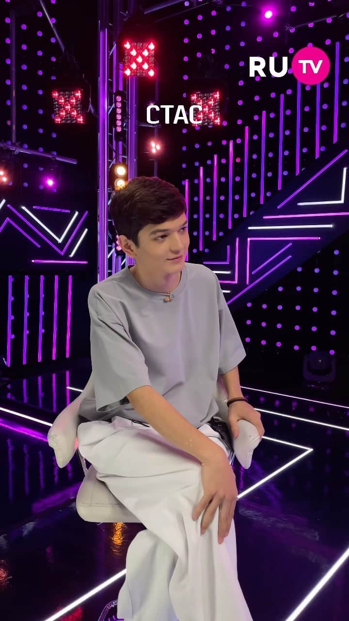 RU.TVのインスタグラム：「Akmal‘ в рубрике «Продолжи имя» от Телеканала RU.TV 🖤  Пиши свой список артистов в комментариях!  #rutv #рутв #akmal」