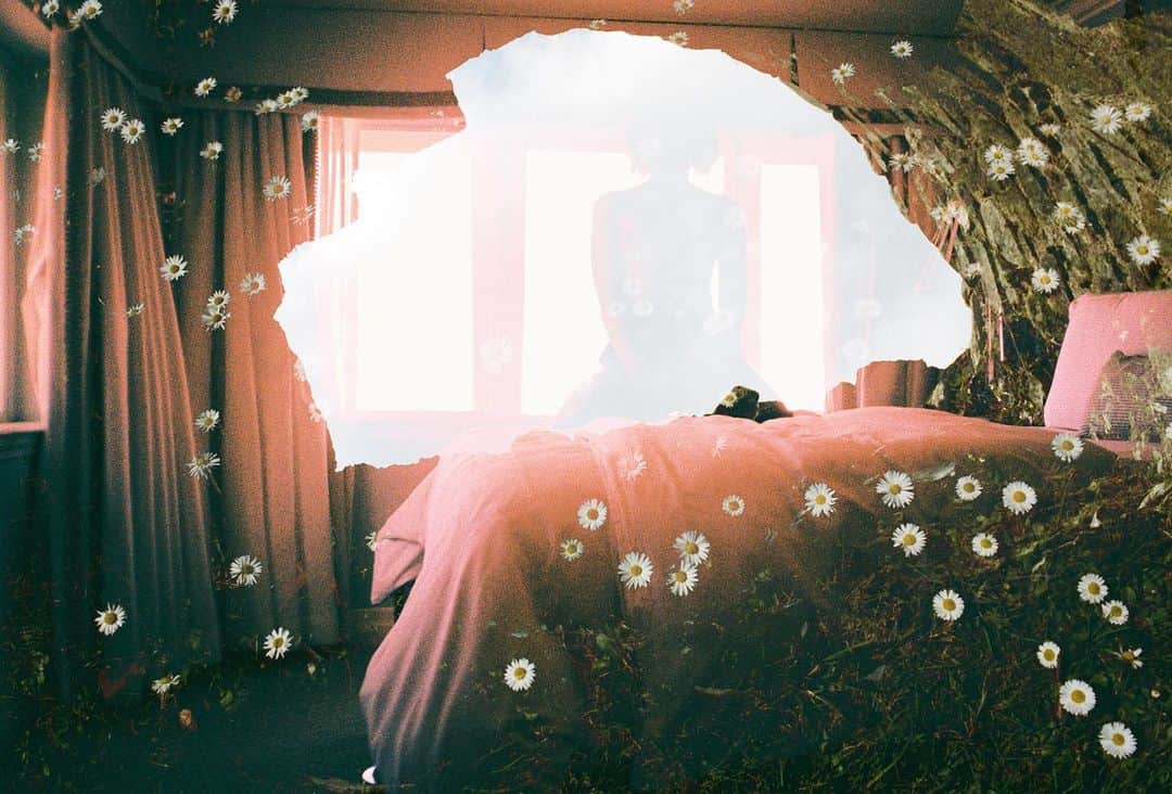 ジェナ・マローンのインスタグラム：「Don’t fill the void my darling. You need the blackness, the not yet , there’s no threat in making a room here. A black hole nearing full bloom. The setting it all down before a stars birth. We need chaos. We need inertia. Get pink and delicate with it my darlings. We are deep in a birth cycle right now. (( please feel free to zoom into this one. One of my favorite overlays I’ve ever done ))」