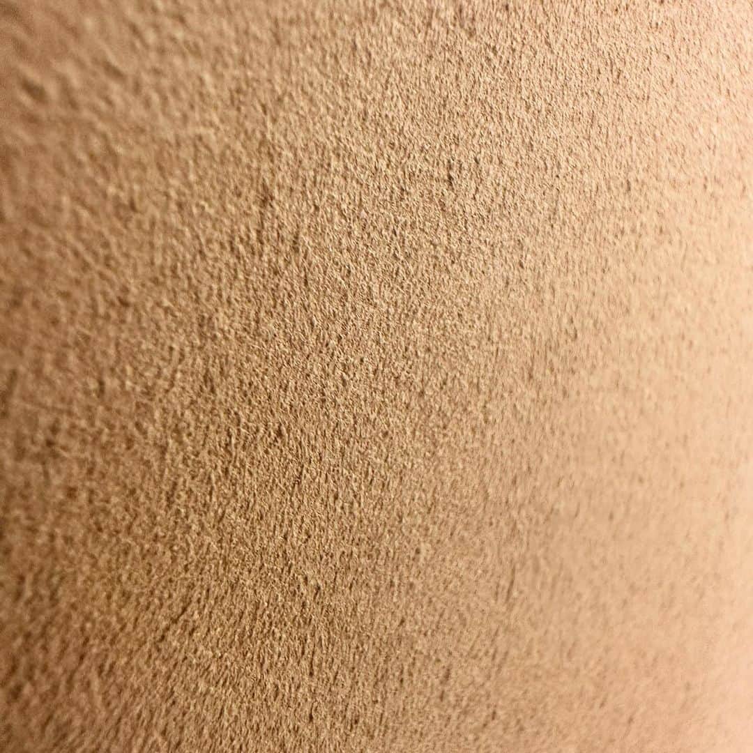 ヒロコグレースさんのインスタグラム写真 - (ヒロコグレースInstagram)「細部にまでこだわり抜く。 美しさはそんな積み上げから出来上がる。  2枚目以降の写真は、 ソファの生地、 テーブルの素材やデザイン、壁紙など  どこを切り取っても美しい😍  しかし、このこだわりを、 こだわり抜く事は、 簡単なようで本当に難しい。  なぜなら、 何かしらの問題が出てくるから。  コスト面の問題かもしれない。 納期の問題かもしれない。 そもそも、そんな商品が存在していないことも。  ジュエリーの世界でも 同じことが起こる。  しかし、そこを妥協せず、 表現したい世界を創り上げられるか。  柔軟な思考と クリエイティブな発想が 求められる。  足し算、引き算を繰り返し、 最高に良いものを作り上げる。  妥協のない面白い世界♡  これは、ブランディングの 世界も同じだなぁ  普通が不要な世界。 みんなと一緒の装いも、 ずっと変わらない見せ方も、  ありではあるけど、 横ばいが限度。  大きくは伸びない。  結局、こだわりは、 その人の想い。  その人の意思表示であり、 決意でもある。  どんな自分を目指したい？ どんな未来を作りたい？  10月に入り、 そろそろ2024年に向けて、 ありたい自分を考える タイミングだね♡  2024年が楽しみだな。 私も全力で走り抜く準備中 笑  #ブランディング #奥義 #経営者マインド  #事業展開」10月12日 0時10分 - hirokograce