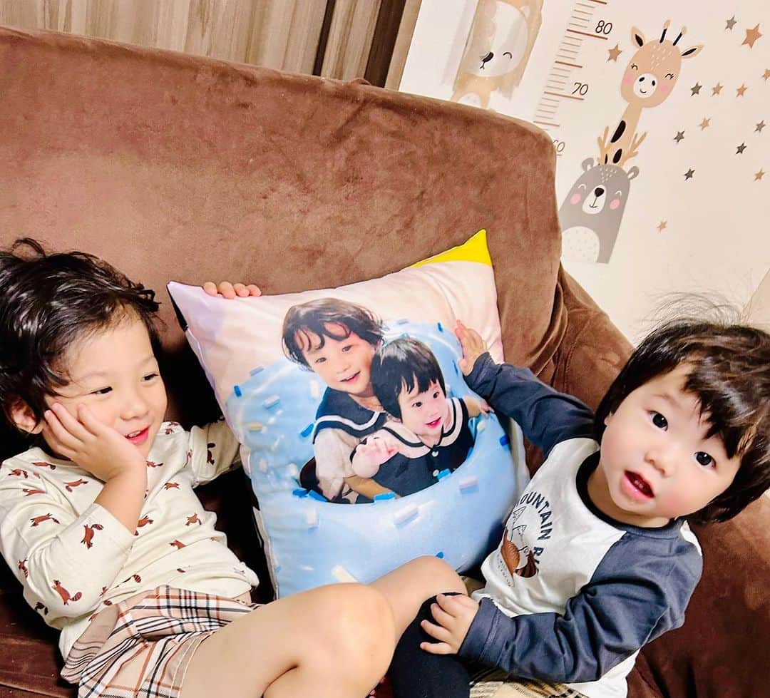 のインスタグラム：「PR Brothers' original cushion🛋️🤩 Filled with memories of my brothers🌈 both brothers are very happy🫶❤️ @cittoplus  #オリジナル製作 #オリジナルグッズ制作 #オリジナルプリント #オリジナルクッション #オリジナルグッズ 作ったよ（＾ω＾） 兄弟二人の思い出でデザインしてみた(^O^) 裏表で楽しい思いが蘇る☺️ 二人とも夢中╰(*´︶`*)╯♡ https://www.cittoplus.com/cushion/square.php 色々あるので使ってみてね☆〜（ゝ。∂）」