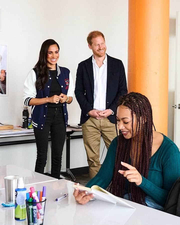 Vogueさんのインスタグラム写真 - (VogueInstagram)「After an extremely dramatic several months, Meghan Markle's latest appearance hints at a return to what she and Prince Harry aimed to do in the first place. On Tuesday, the couple arrived at The Marcy Lab School in Brooklyn, a tuition-free college alternative that prepares its students for jobs in the tech field. The Duchess wore a pair of Frame jeans, a black shirt, and a navy varsity jacket. While the royals often choose clothes embedded with meaning, Meghan’s jacket was especially so. Earlier in the week, to host a panel for World Mental Health Day in October, she wore a simple cream set that holds an equally touching significance. Tap the link in our bio for the special significance behind the look, as well as how it may hint at the couple's next moves.」10月12日 0時25分 - voguemagazine