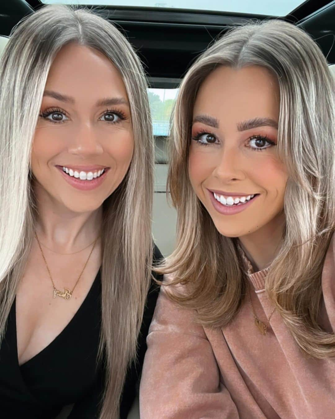 Tracy and Stefanieさんのインスタグラム写真 - (Tracy and StefanieInstagram)「Drop all your juicy questions and assumptions! 😆🙃」10月12日 0時24分 - eleventhgorgeous