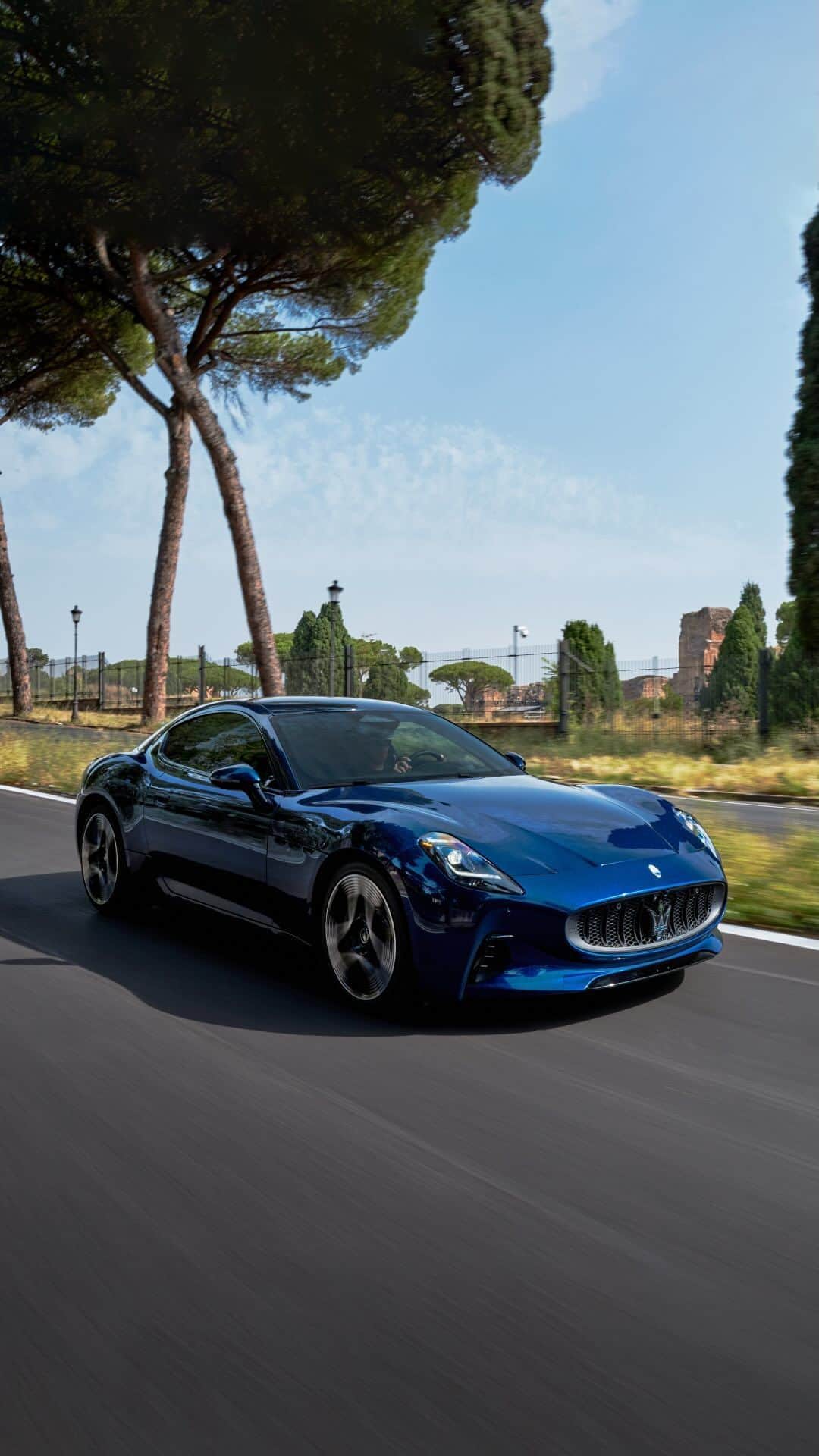 マセラティのインスタグラム：「From the circuits of Formula E to the streets of Rome, there's a new energy in town, and it's Folgore. #Maserati #MaseratiGranTurismo #MaseratiGrecale #RACEBEYOND」