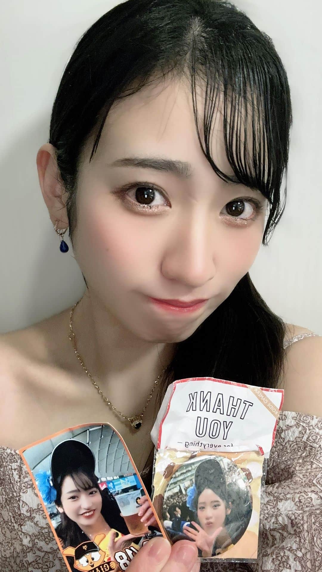 のインスタグラム：「握手会はないけどぜひ、メルメルのライブに会いにきてねん！💖笑  次は10月28日！！！ ハロウィンライブ！！！！！！！！！🎃 2部とも違う仮装で登場しちゃうよ〜🎀👻  これは一部と二部両方来ないとちょーーー損だよ！！！！ 残りチケットちょーーーわずかです💦  #東京ドーム #都市対抗  #都市対抗野球  #売り子  #ビール売り子 #野球女子  #プロ野球 #高校野球」