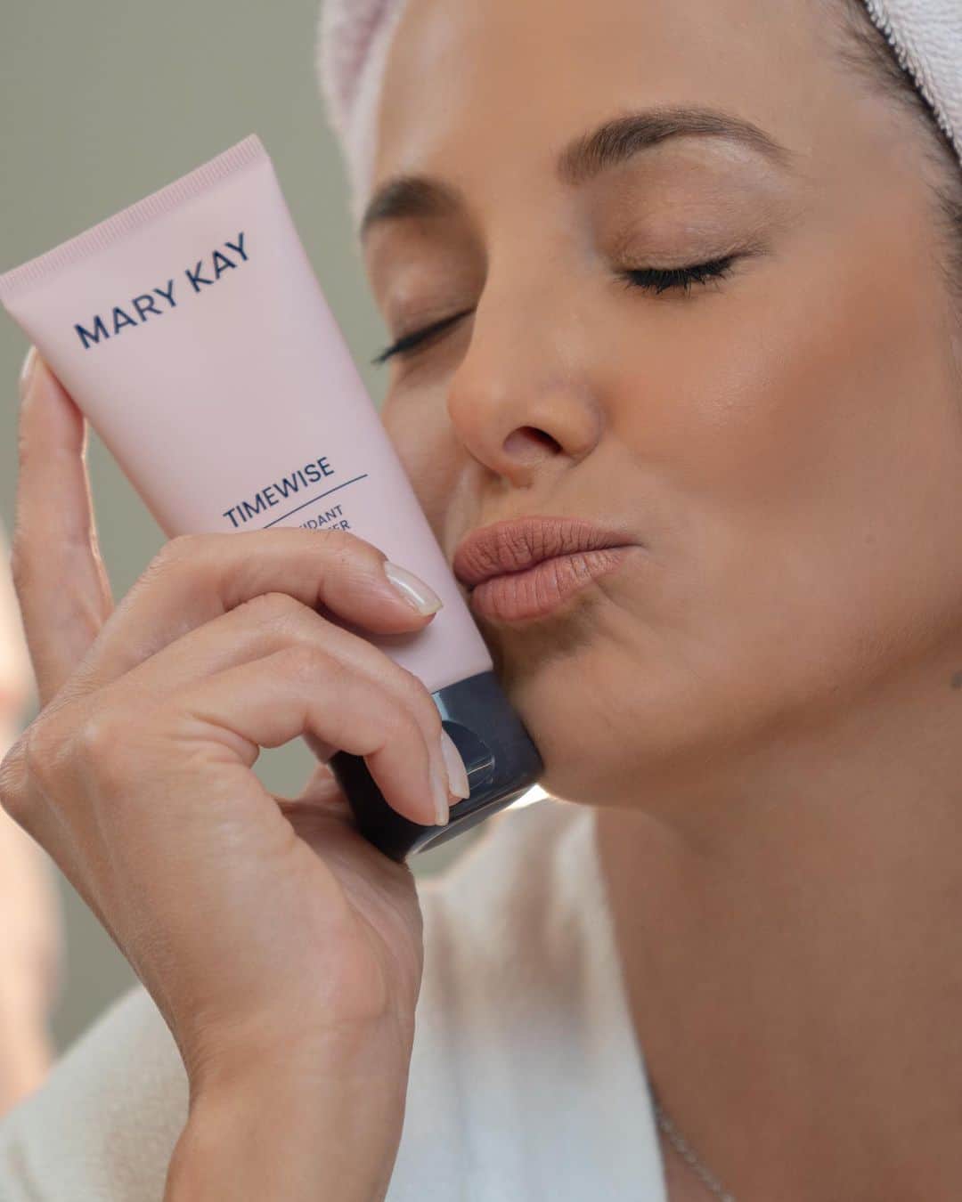 Tic iPinheiroのインスタグラム：「Potencialize o autocuidado hoje e sempre! Descubra como o Sistema Timewise com Complexo 3D®️ da @marykaybrasil deu o toque rosa na minha rotina de skincare com produtos tão eficazes, seja de dia ou à noite. Completando 60 anos de sucesso da marca no mundo, pra comemorar compartilho a importância de se amar acima de tudo, e cuidar da pele contra poluição, raios UVA/UVB e outros fatores negativos. Olha só como a minha pele está renovada e protegida! Procure sua Consultora de Beleza Independente e adquira sua linha Sistema Timewise com Complexo 3D®️. #TimeWiseHojeSempre *Publi」