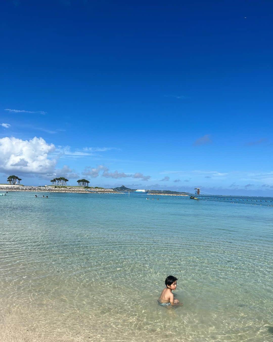 猪鼻ちひろさんのインスタグラム写真 - (猪鼻ちひろInstagram)「☺️🏨🌺 気づいたら1週間更新してなかったようだ！ 見事に体調を崩して日々目まぐるしすぎて ストーリーとサブスクばかりになりがちでしたっ。 みなさまも風邪には本当に気をつけてください✊  沖縄で滞在したホテルふたつ💁‍♀️  1〜5 #ホテルオリオンモトブリゾートアンドスパ  6〜10 #ホテルモントレ沖縄  どちらも2個目に 動画をリールでまとめたものを載せました♡  どちらも違った良さ☺️🩵 ご飯とお部屋はどちらも好きだったし！  強いて言うなら 大人は北部の圧倒的な海の綺麗さに魅了され、 オリオンモトブリゾートがとても良かったけど  子供にとってはプールも深く遊具などはないので 圧倒的にモントレが良かったみたい👦🏻👶🏻 滑り台、トランポリン、波のプールでエンドレスコースでした🏊‍♀️ (姪っ子ちゃんは小さすぎてどっちでもいいのかもだけど笑)  最終日に @musuko_and_hanna に みんなどっちのホテルがいいか聞かれて 「ひとつめ」と言ようものなら 「なんで？どんなところが？」と聞くくせに 「ふたつめ」を強制的に言わされるという面白さ。笑  その動画載せればよかった！また載せます🫶 #牛乳と牛乳が集まった←なぜこれを選んだんだろ🙀笑 #ちひろトリップ #ちひろtrip沖縄 #メロオバ日記 #子連れ旅行 #子連れ沖縄 #子連れ旅」10月12日 0時29分 - inohanachihiro