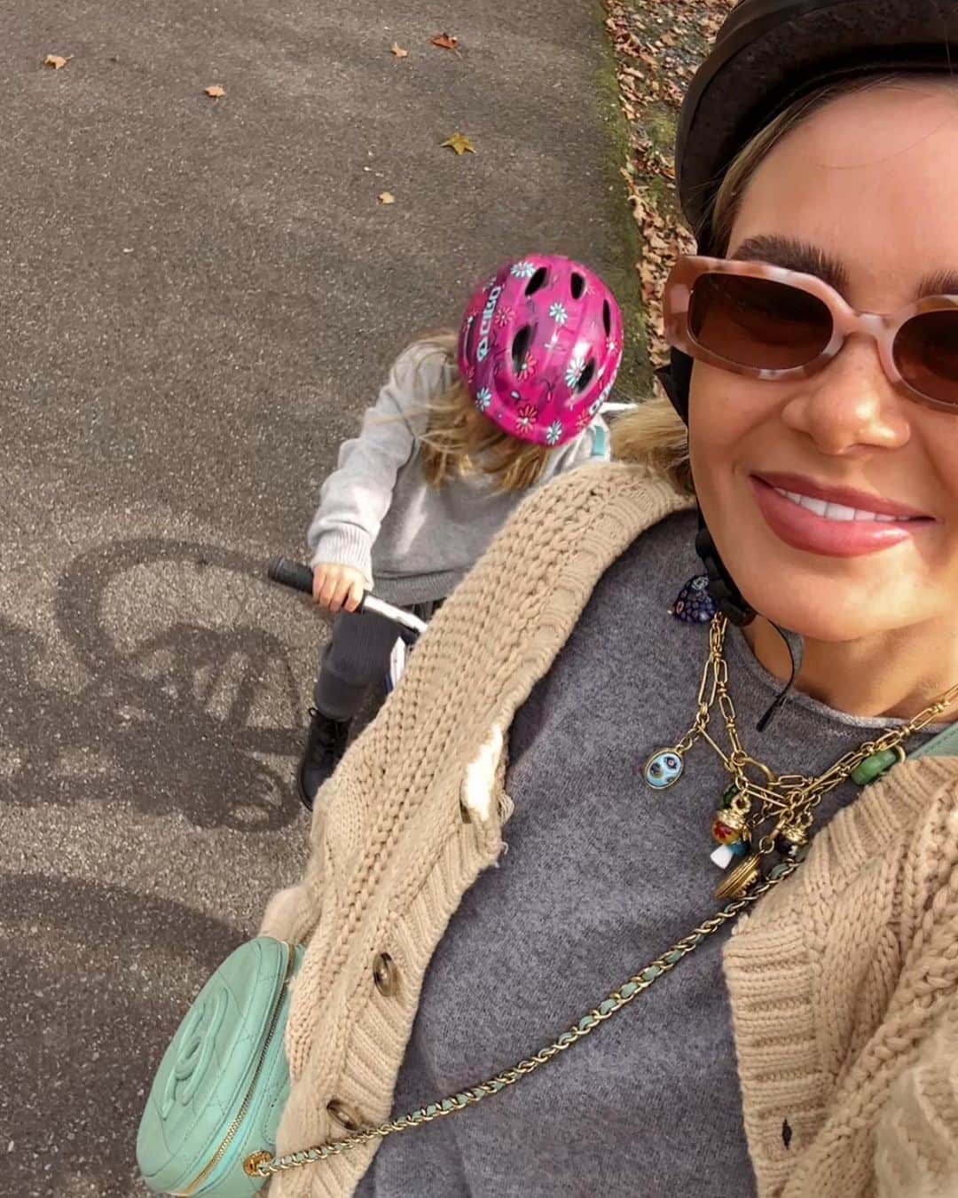 Amber Fillerup Clarkさんのインスタグラム写真 - (Amber Fillerup ClarkInstagram)「Bike rides and fall things 🍁🍎🍂☕️」10月12日 0時29分 - amberfillerup