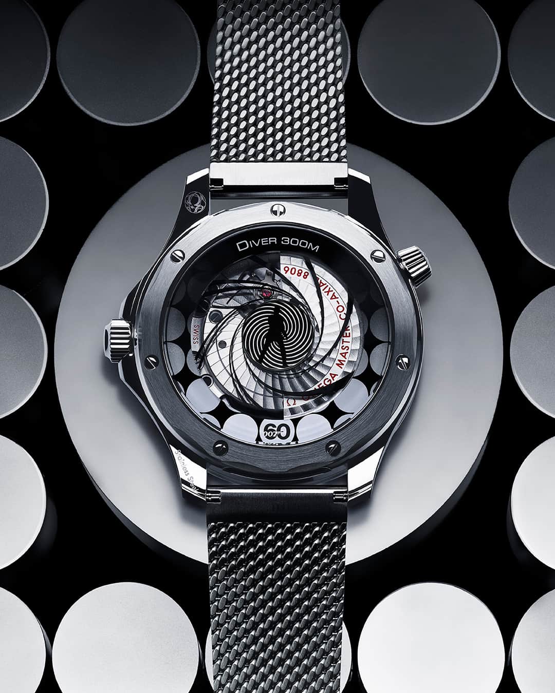 オメガのインスタグラム：「The 60th anniversary tribute to @007 with animated caseback that emulates the iconic opening title sequence.  #OMEGA #BondWatch」
