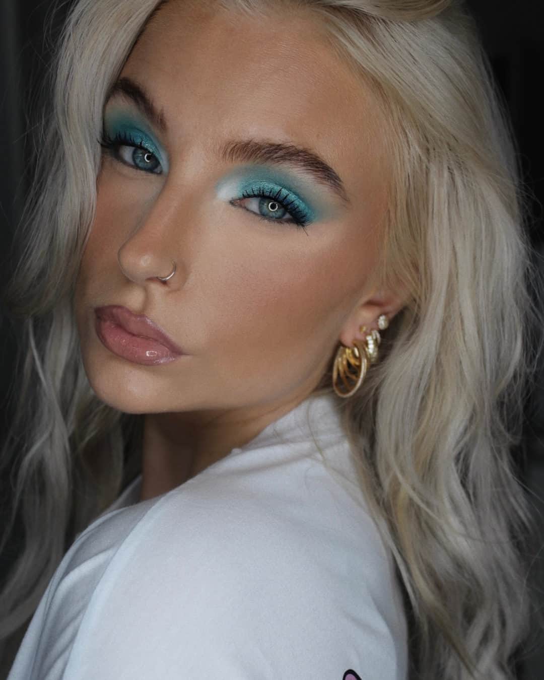 M·A·C Cosmetics Deutschlandのインスタグラム：「#MACTrend: Wir sind verliebt in MERMAID EYES 💦🧜‍♀️ Knallige Lidschatten in Türkis- und Blautönen sind gerade angesagter denn je! @beetotheo zeigt Dir was Du für den Look brauchst:  🧜‍♀️Chromaline (Hi-Def-Cyan) 🧜‍♀️Eye Shadow (Tilt) 🧜‍♀️Eye Shadow (Steamy) 🧜‍♀️MAC Color Excess Gel Pencil Eye Liner (Perpetual Shock!)  @maccosmetics」