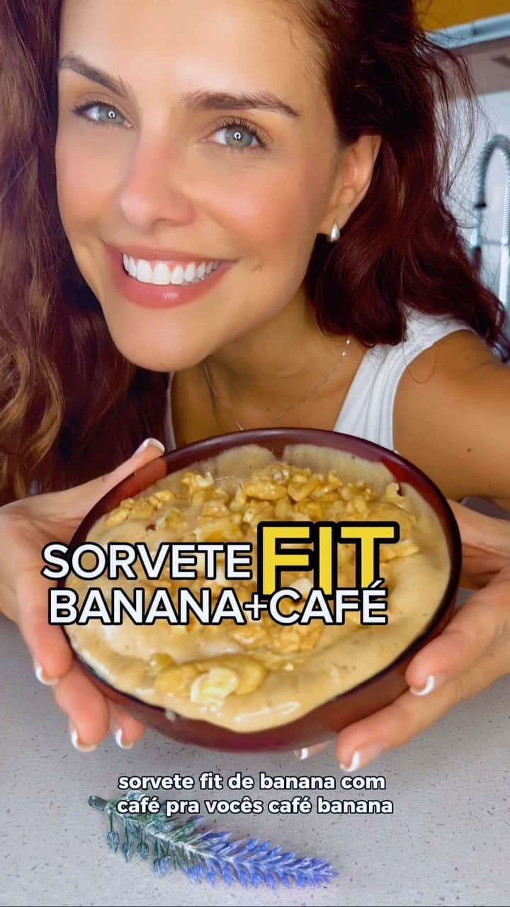 パロマ・バーナーディのインスタグラム：「SORVETE FIT (BANANA+CAFÉ)ツ  ↳ Receita  - 2 bananas - Cubo de gelo de café  - Pasta de Amendoim - Nozes  - Canela em pó   Modo de Preparo:     - Corte as bananas em fatias.  - Faça um café gostosinho à moda da casa e coloque em um recipiente para fazer gelo.  - Leve as bananas fatiadas + o café para o congelador por duas ou três horas.  - Misture tudo no liquidificador, acrescente a canela em pó e bata até ficar uma consciência uniforme e cremosa. Tenha paciência, porque parece que não vai rola,mas garanto que rola! Se eu consegui, você consegue!! rs… 🤣 - Depois coloque por cima a pasta de amendoim ou doce de leite,coloque tb as nozes e pronto!  Pode atacar! Hummmm… 😋  #PalomaNaCozinha #PalomaSendoPaloma #Receita #ReceitaFácil #sobremesa #sorvete #sorvetefit #sorvetecaseiro」