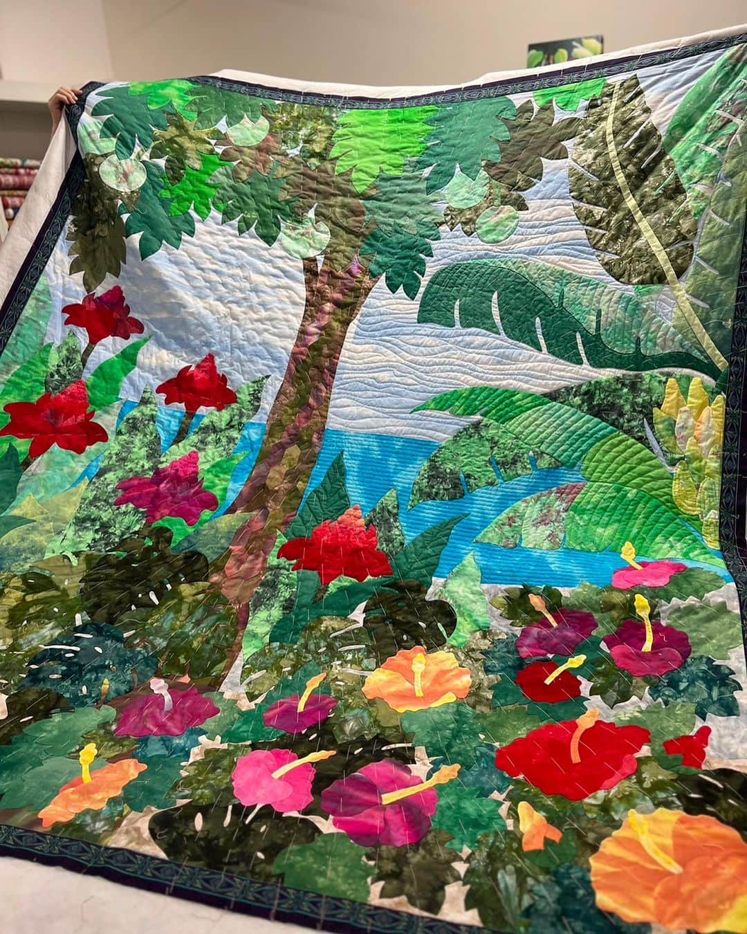 キャシー中島さんのインスタグラム写真 - (キャシー中島Instagram)「* いよいよ今日は 舞台「太陽にほえたら…」の千秋楽です。 たくさんのお客様がいらしてくださいました。  ありがとうございました😭😭  私は横浜霧笛楼クラスのレッスンが午前中にあり、 フレンドシップキルトのチェック✅をしました。  とっても素敵な、ハワイの空気感満載なキルトです！ 12月のオハナキルト展でお披露目します。  大急ぎで俳優座に向かい、 なんとか間に合いました。  本番前の勝野パパ！ 気持ちを整えています。  千秋楽おめでとうございます🎉🎈🎊  フィナーレでは尾藤さんがヒット曲「悲しき願い」を熱唱してくださり 最高に盛り上がりました😀  最後に 私と雅奈恵も舞台に呼ばれて、挨拶をさせていただきました。  そして、勝野劇団の名物  ファイト一発をお客様と一緒に決めて‼️  今年の公演を終わりました🔚  「俺たちの朝」のカーコこと長谷直美さんがきてくださいました。 すごく良かったと聞いて 勝野パパは大よろこび❣️ 今夜は打ち上げです。 パパ、10日ぶりのビールが飲めるわね。 嬉しそうな勝野パパを見てると、 私もハッピー😀😃」10月12日 0時41分 - official_kathynakajima