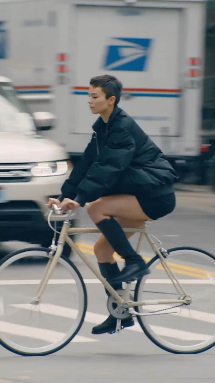 のインスタグラム：「Caught between pitch decks, meet cutes, and call times five New Yorkers find moments of inspiration amidst fall’s hustle and bustle. These quintessential scenes from city life are effortlessly accented by the warmth of cashmere, wool, flannel, and tweed. Each cinematic vignette is a modern reimagining of the urban archetypes we know, love, and occasionally see in the mirror. #SweaterWeather  Featuring @mmmia0_ @__harrisonball__ @kirsten.owen @lucascristino_ @zeldadams  Photographed and Directed by Theo Wenner @theo123456 Styled by @heidibivens Director of Photography: @bennncareyyy Hair: @sallyhershberger Makeup: @samvissermakeup Manicure: @ginaedwards_ Production Design: @frau.juliawagner Casting Direction: Rachel Chandler」
