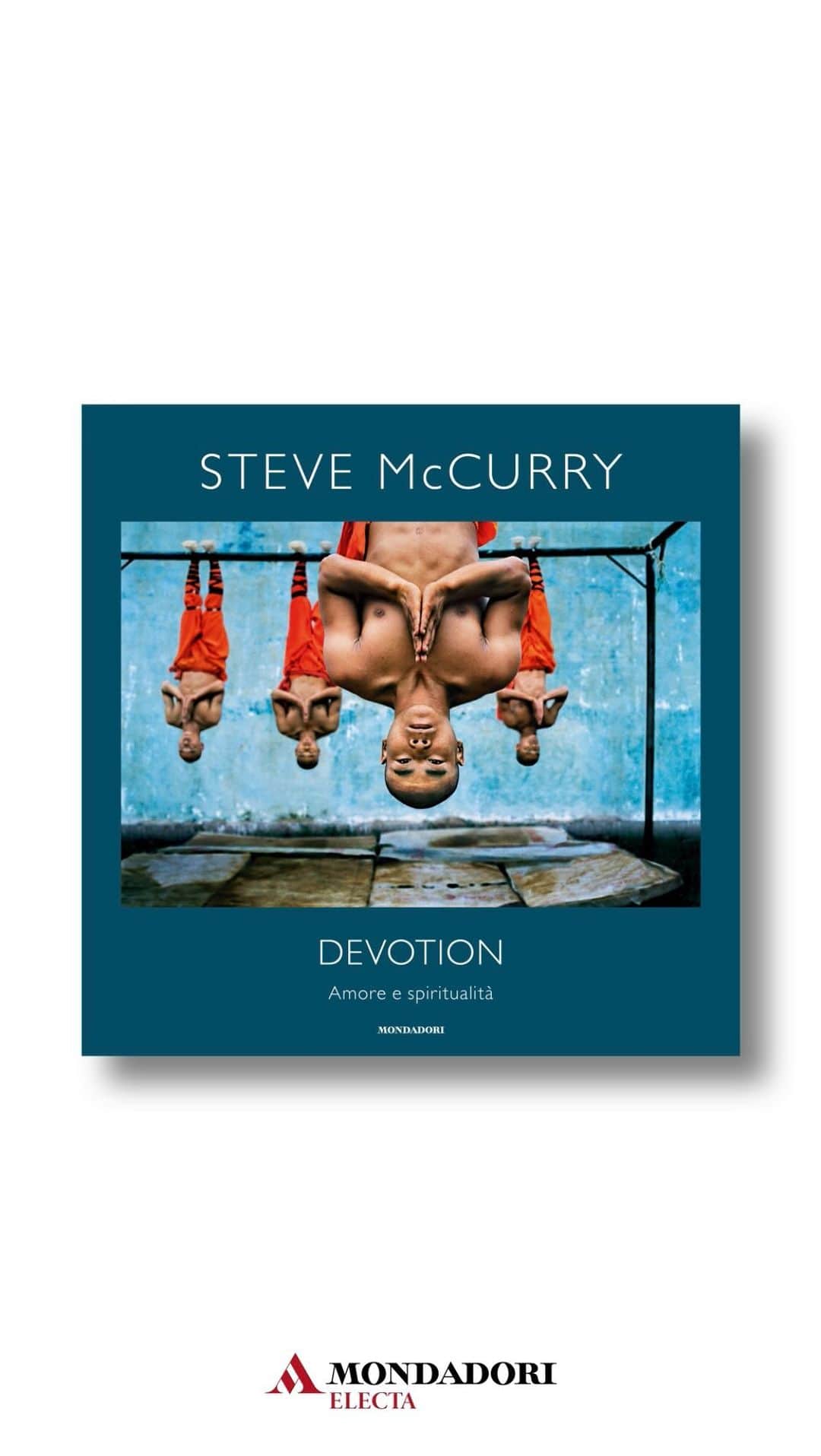 スティーブ・マカリーのインスタグラム：「Come si esprime la devozione? Tra le pagine di questo libro @stevemccurryofficial racconta per immagini le mille sfaccettature che, nel mondo, possono assumere la fede, l’amore, la passione, la dedizione. Ancora una volta le fotografie di McCurry interrogano il mondo e ci invitano a guardarlo con occhi diversi.   📚”Devotion. Amore e spiritualità” in libreria e sugli store digitali.  Love, commitment, dedication, and faith: How many forms can devotion take?  In 150 stunning color photographs Steve McCurry explores human spirituality in all its remarkable diversity and beauty.  📚 “Devotion” now out  in Italy.  #SteveMcCurry #Devotion #MondadoriElecta #fotografia #devozione #libridifotografia」