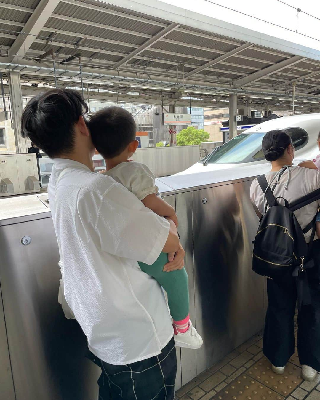 馬渕史香さんのインスタグラム写真 - (馬渕史香Instagram)「東京戻ってきてます  が、ばたばたで落ち着きません  やっと岐阜から送った荷物解いたと思ったら、楽天マラソンで注文したものが次々届いて、回収日に出してもすぐダンボールが溜まっちゃう〜📦笑笑 　 なんだかんだで4ヶ月も空けてたので、棚に入っていない調理器具はほんのりベタついてるし、キッチンの端っこにはクモの糸が張ってあってホコリがほんのり被ってる感じ😂 　 主人も岐阜来てくれたり、静岡行ったり、夏はやっぱりりイベントの仕事が多かったりで、あまり家にいなかったからそうなるよなぁ  それも全部リセット！ したけど、  更には、こっち戻ってきた途端に寒い寒い🥶  あー、衣替えもしなきゃいけないー んだけど、これはまだ全然終わってない😭  あと、サイズアウトした服・いらない服も、処分しなきゃって避けてあるだけで、まだ大きい顔して居座ってる😅 　 0歳児抱えながらにしてはよくやってると思うけどねぇ 早く終わらせたいっ 　 　 #あしざわ家  #令和2年生まれ #5月生まれ #2020boy #令和5年生まれ #8月生まれ #2023girl #女の子ベビー #令和ベビー #babygirl #2023baby  #3歳差兄妹 #3歳差子育て #3歳差育児 #兄妹ママ #男の子ママ #女の子ママ  #ずぼら主婦 #丁寧なずぼら #ずぼらだけど丁寧に暮らす」10月12日 0時49分 - fumika0902