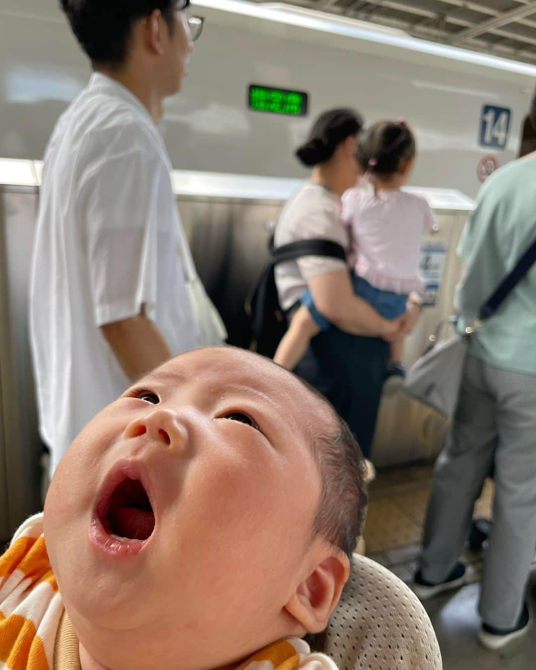 馬渕史香のインスタグラム：「東京戻ってきてます  が、ばたばたで落ち着きません  やっと岐阜から送った荷物解いたと思ったら、楽天マラソンで注文したものが次々届いて、回収日に出してもすぐダンボールが溜まっちゃう〜📦笑笑 　 なんだかんだで4ヶ月も空けてたので、棚に入っていない調理器具はほんのりベタついてるし、キッチンの端っこにはクモの糸が張ってあってホコリがほんのり被ってる感じ😂 　 主人も岐阜来てくれたり、静岡行ったり、夏はやっぱりりイベントの仕事が多かったりで、あまり家にいなかったからそうなるよなぁ  それも全部リセット！ したけど、  更には、こっち戻ってきた途端に寒い寒い🥶  あー、衣替えもしなきゃいけないー んだけど、これはまだ全然終わってない😭  あと、サイズアウトした服・いらない服も、処分しなきゃって避けてあるだけで、まだ大きい顔して居座ってる😅 　 0歳児抱えながらにしてはよくやってると思うけどねぇ 早く終わらせたいっ 　 　 #あしざわ家  #令和2年生まれ #5月生まれ #2020boy #令和5年生まれ #8月生まれ #2023girl #女の子ベビー #令和ベビー #babygirl #2023baby  #3歳差兄妹 #3歳差子育て #3歳差育児 #兄妹ママ #男の子ママ #女の子ママ  #ずぼら主婦 #丁寧なずぼら #ずぼらだけど丁寧に暮らす」