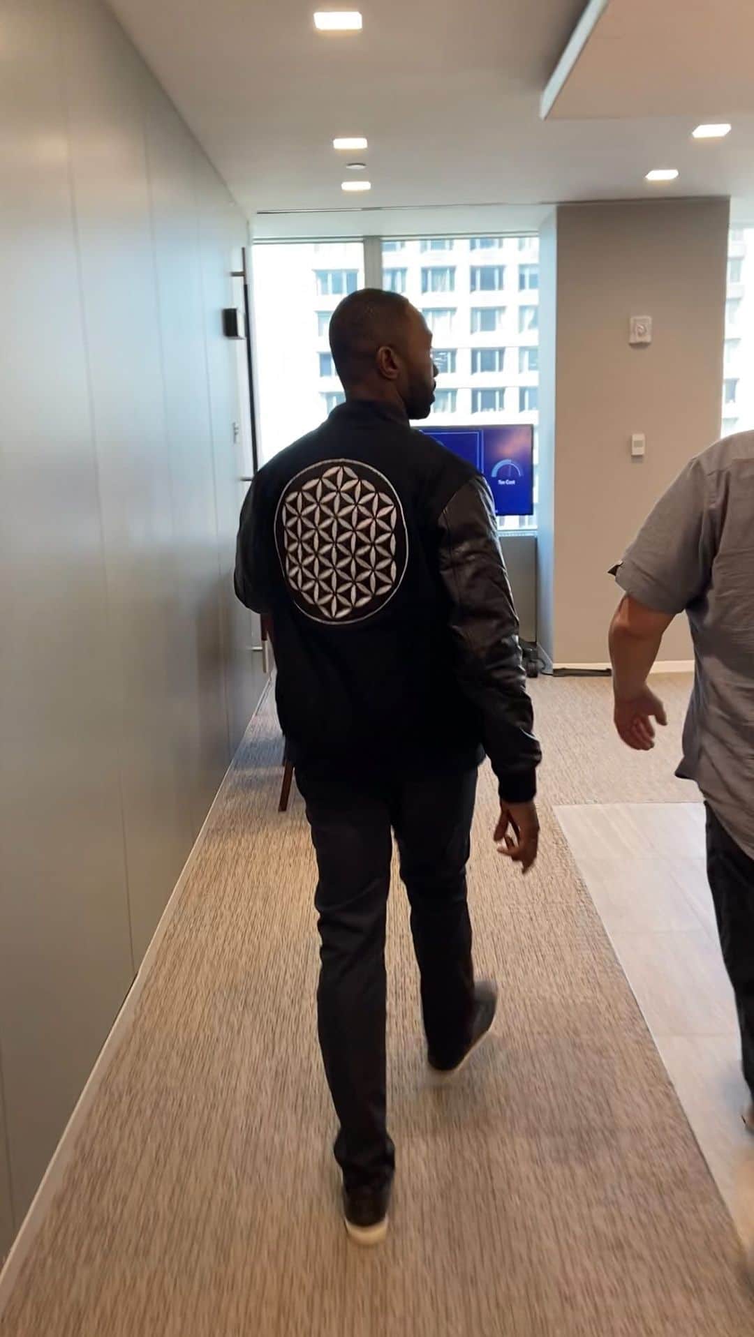 ジェイミー・ヘクターのインスタグラム：「GET IT HOW YOU LIVE💪🏿  CAT NAP & GO  @ace_n_denim Limited Edition Varsity Jacket 🔥」