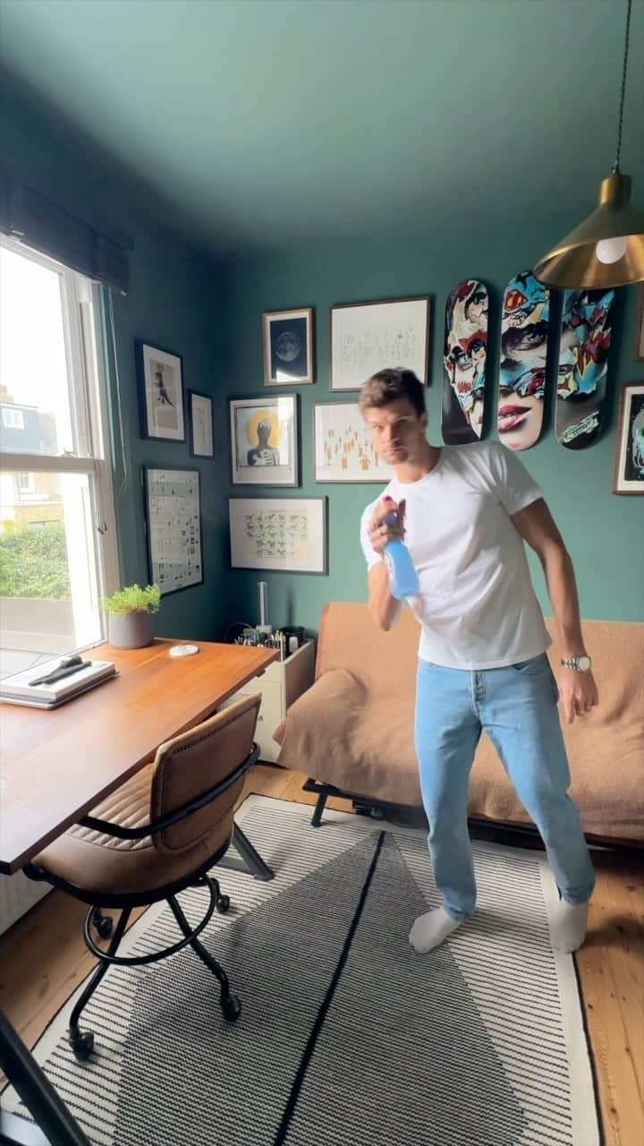 のインスタグラム：「Ad | A little freshen up is good for the mind and soul (it also helps that my house doesn’t smell of nappies and baby vomit anymore!). Introducing the new #FrostedRoseWonderland collection from @joyofclean and Mrs Hinch. My whole house smells so fresh now!  *Always close the PODS® pack securely with a ‘click’, and store it safely, up high and out of reach of children.*」