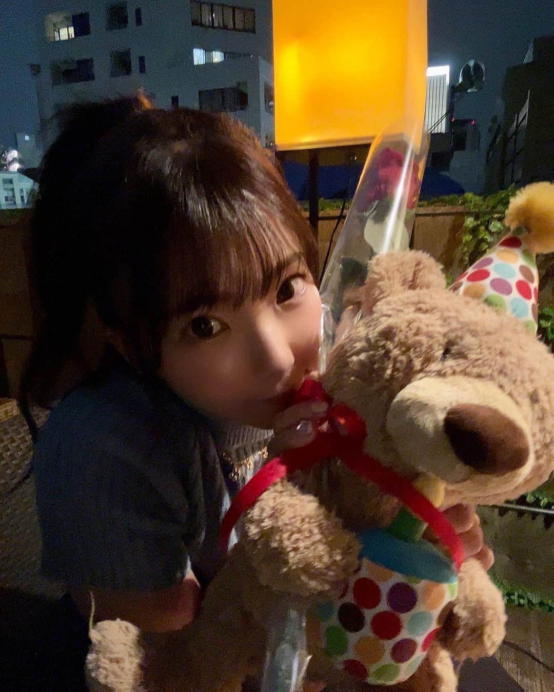 のインスタグラム：「🧸♡  お祝いしてもらったよ🍷♡ 今年もふぁんのみんな、ともだち お仕事関係者のみなさまに たくさんのおめでとうを言ってもらえて 嬉しかったです♡  明日から切り替えてまたがんばる！ よし、絶対にレベルアップする💘」