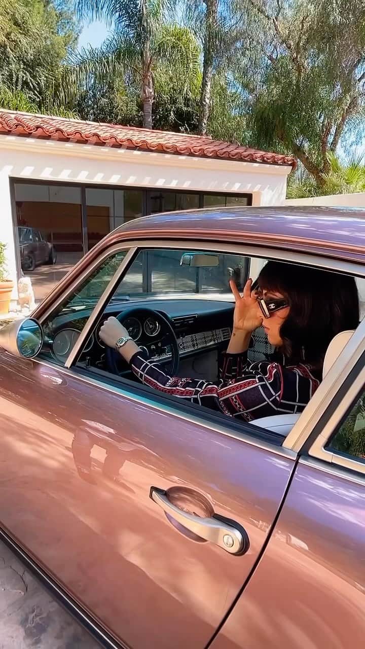 ブリトニー・ワードのインスタグラム：「Good morning to the fashion and car lovers ☀️  📸 @oddcerebrum」