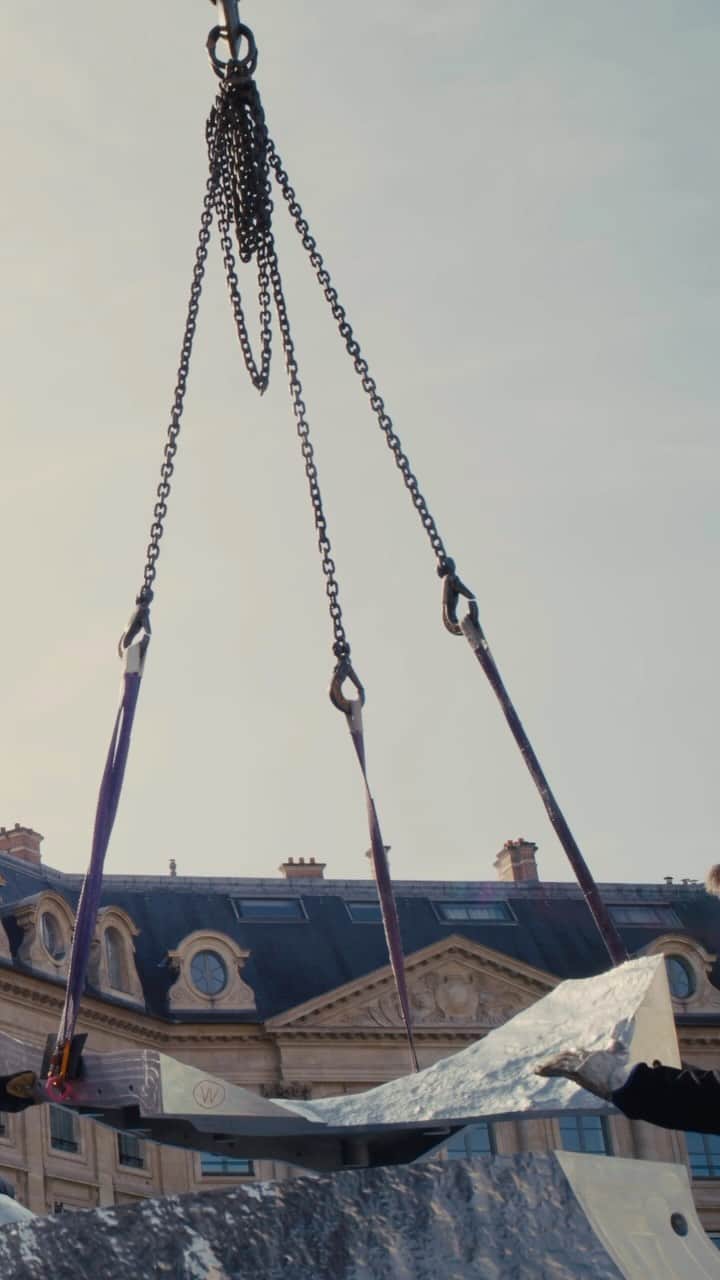 のインスタグラム：「This video captures the installation of Urs Fischer’s public sculpture “Wave” at Place Vendôme in Paris. The work will be on view as part of Paris+ par Art Basel (@artbasel) from October 14.  At more than seventeen feet tall, “Wave” towers over the viewer and appears caught between formation and disintegration, recalling the sculpture of Barbara Hepworth, a late bronze by Willem de Kooning, the “automatic” processes of Surrealist sculptors, and even a cryptic marker unearthed at some ancient site. To learn more, follow the link in our bio.  __________ #UrsFischer #Gagosian @chaosursfischer  Artwork © Urs Fischer」