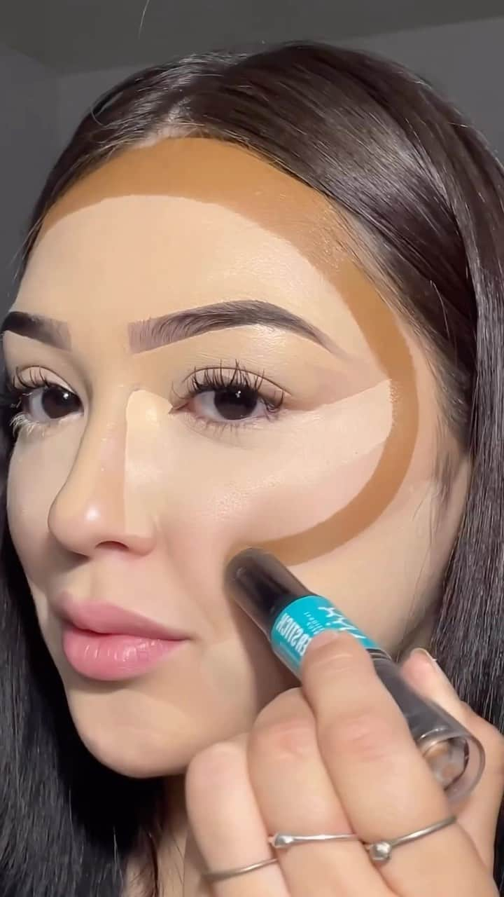 Makegirlzのインスタグラム：「عززي جمالكِ الطبيعي بسحر الكونتور ❤️‍🔥  Elevating your natural beauty through the art of contouring. ❤️‍🔥  Credit: @cassandramarin_   makeup #mascara #makeuphack #makeupoftheday #mascarahack #makeuptime #lashes #lashhack #makeuplooks #mac #maccosmetics #boutiqaat」