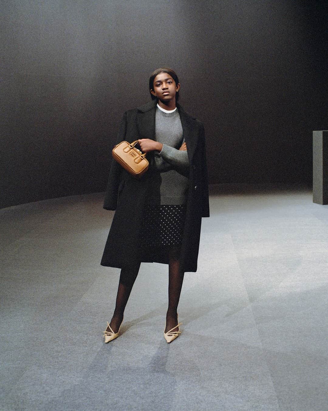 のインスタグラム：「Miu Miu Fall/Winter 2023 collection.  Featuring @ZayaWade. Photographed by @ZoeGhertner. Creative direction by @EdwardQuarmby. Styled by @LottaVolkova.  #MiuMiuLIVE #MiuMiuFW23」