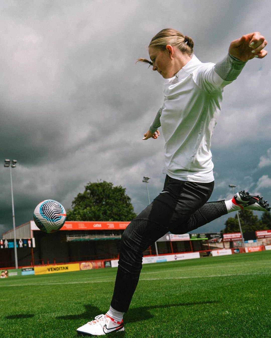 ナイキフットボールのインスタグラム：「Mad Ready to Rise ↗️ 😈   Forward thinking center-back @evierabjohn and top-corner wizard @Jjnr10 are ready to raise the game in Manchester.   Keep looking up 👀  #NikeFootball」