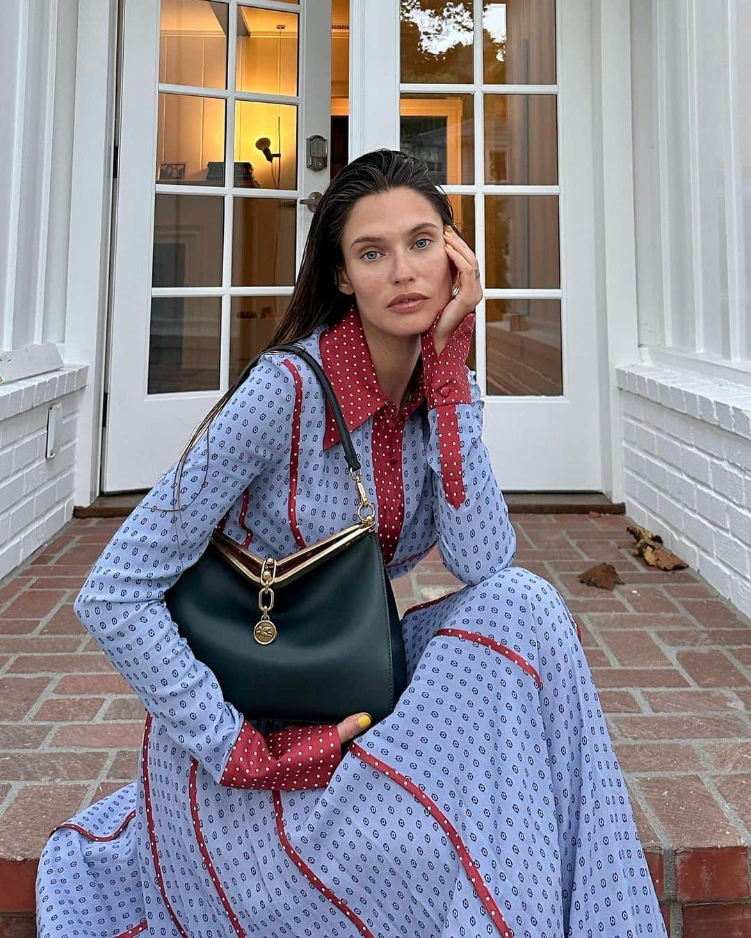 エトロさんのインスタグラム写真 - (エトロInstagram)「@biancabalti looking amazing with her new dark green #EtroVelaBag and #EtroFW23 look. Discover Vela Bag on Etro.com  #Etro」10月12日 1時00分 - etro