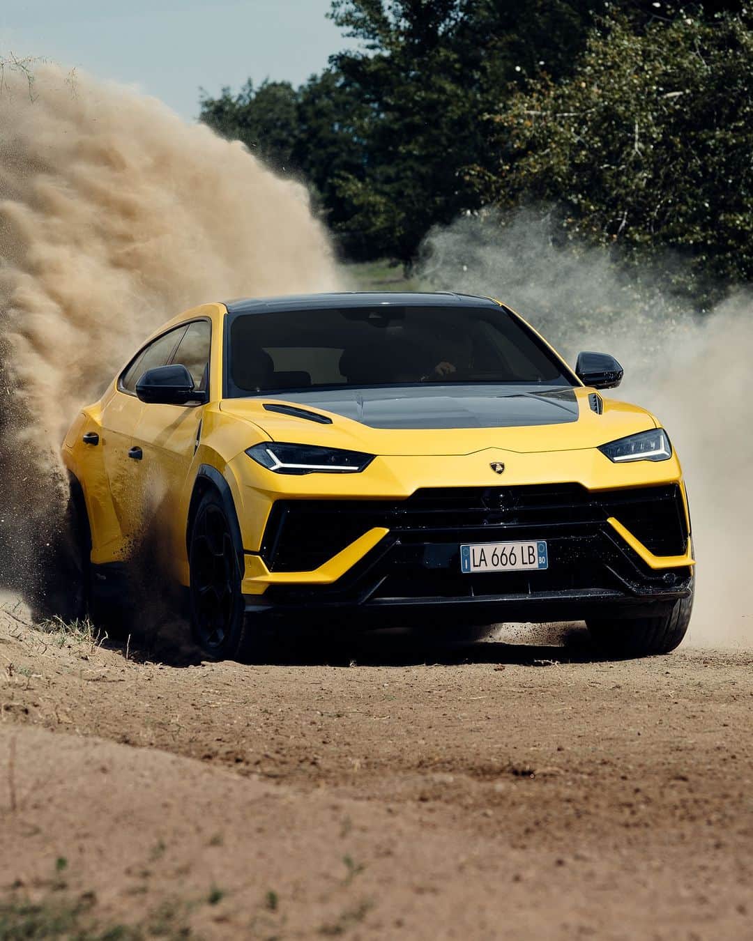 ランボルギーニのインスタグラム：「No better way to challenge a Super SUV than on an unpaved road. Urus Performante takes it to a whole new level, combining sporting design and extreme aerodynamics.  #Lamborghini #UrusPerformante #ForBarRaisersOnly __ Urus Performante: fuel consumption combined: 14,1 l/100km (WLTP); CO2-emissions combined: 320 g/km (WLTP)」