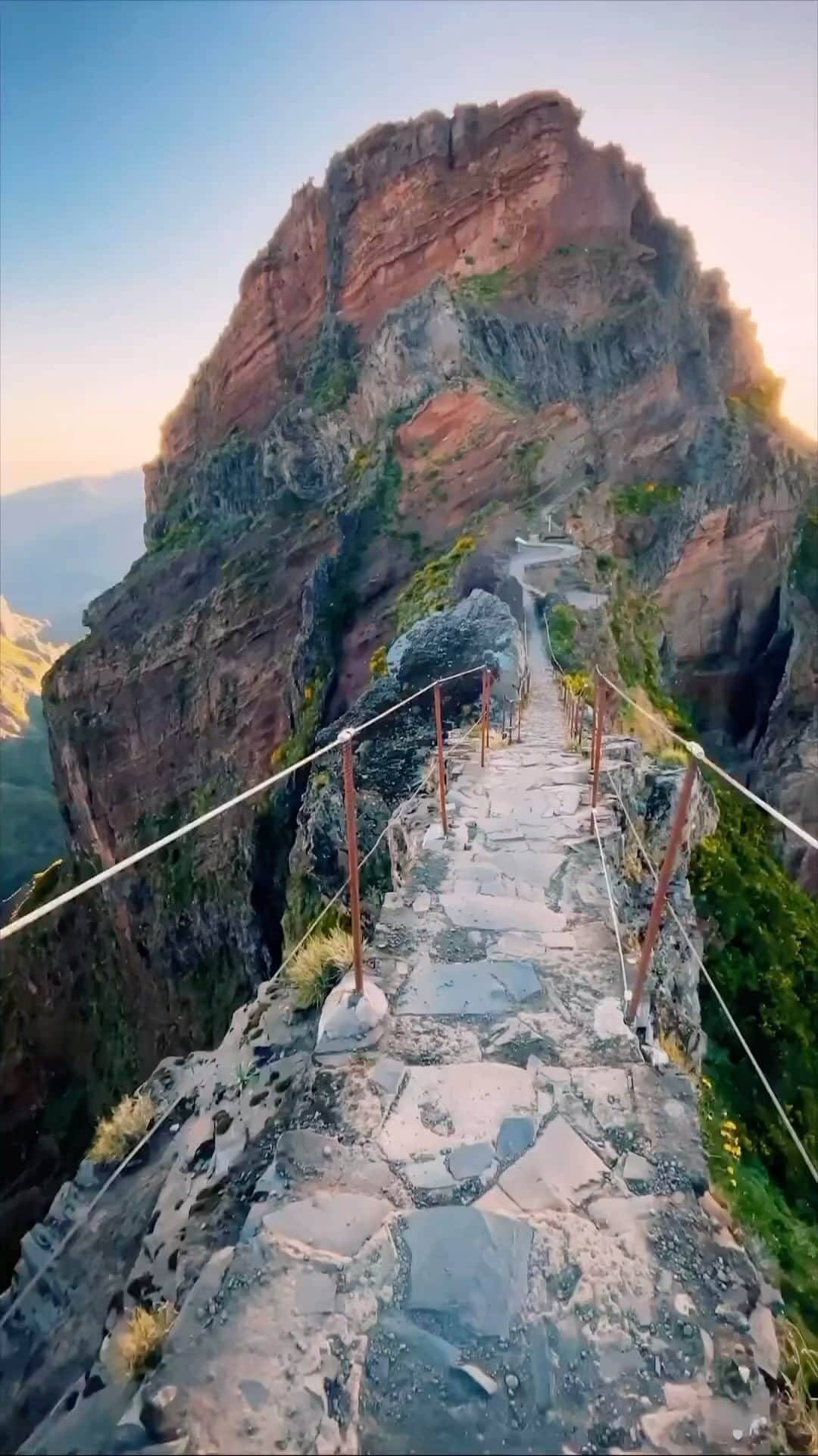 Live To Exploreのインスタグラム：「Discovering one of the most popular hiking destinations in Madeira via @ondraskymarek! 🇵🇹 ⛰️   💡Pico do Arieiro is the third-highest mountain on the Portuguese island of Madeira, and is one of the most popular tourist destinations on the island. Located at an altitude of 1,818 meters, Pico do Arieiro offers stunning views of the surrounding mountains, valleys, and coastline.  Sharing is caring! Spread the travel inspiration by sharing this post with your fellow explorers!😍  🎥 : @ondraskymarek 📍: Pico do Arieir, Madeira, Portugal」