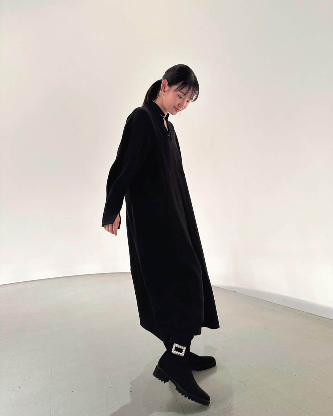 田中瞳のインスタグラム：「. 黒ワンピース#dresslave イヤリング#ete ブーツ#DIANA  猫ブラウス#titeinthestore パンツ#dresselave イヤリング#ete パンプス#DIANA  キャメルワンピース #titeinthestore」