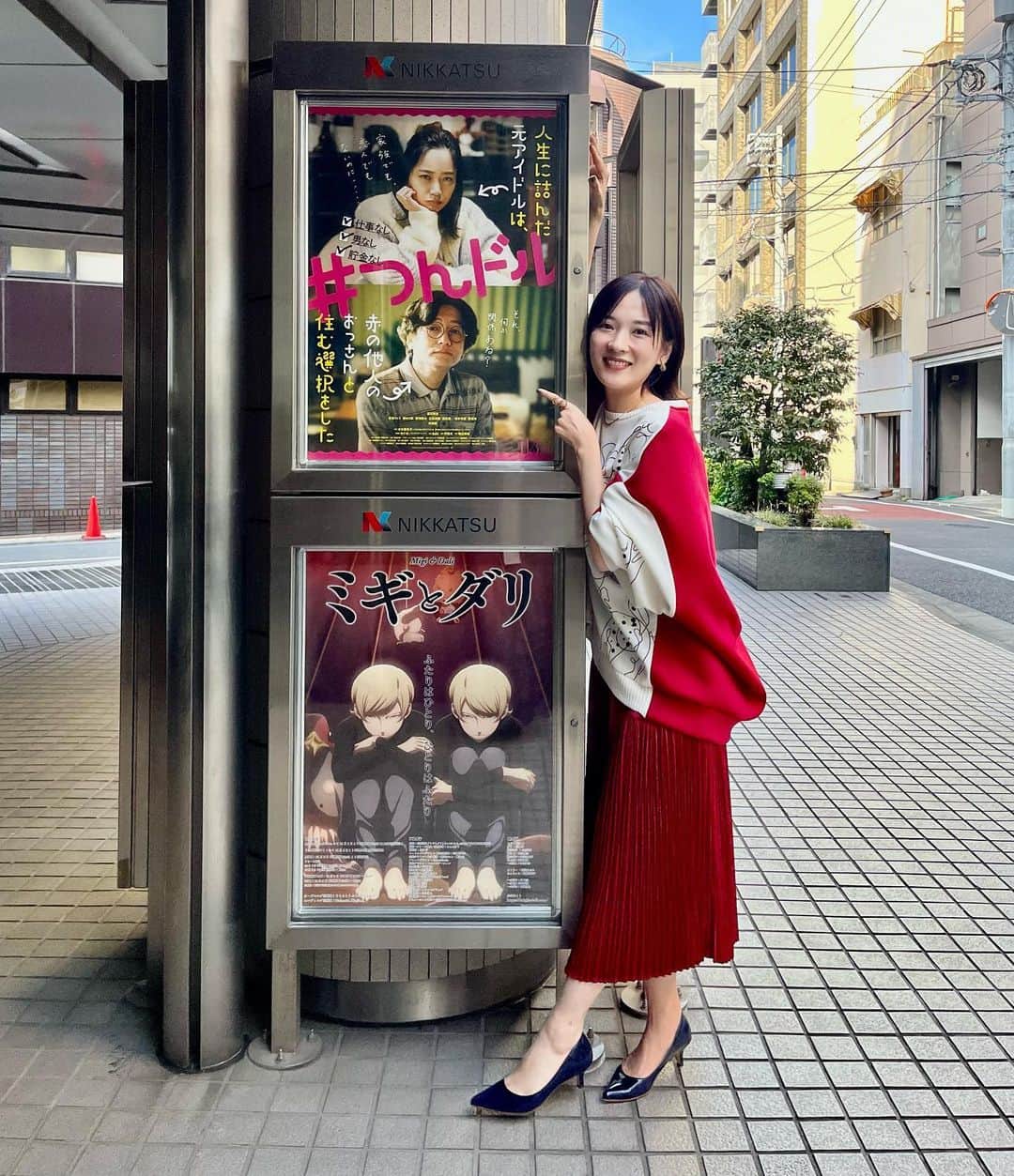 亜希子さんのインスタグラム写真 - (亜希子Instagram)「本日、日活さんで取材をして頂いたところ、エントランスの目立つ位置に『人生に詰んだ元アイドルは、赤の他人のおっさんと住む選択をした』(11/3公開)のポスターが大々的に貼られてましたよん。  日活の本社は、わりと真面目に女優活動をしていた10代、オーディションで訪れたり映画の撮影で訪れたりしていたのですが、今回、物語の原作者として伺えて、それもまた非常に嬉しかったです🦆✨  あの頃、「自分はどうなるのだろうか」と思いながらも一生懸命、俳優業を頑張ってきたけれど、そこからアイドルになり、会社員になり、色々レボリューションがあり映画原作者になり、今度もまた良い作品を世の中の皆様にお届けして、ここに飾られる作家になりたいと強く思いました。  全て奇跡の連続だと思いながら、最近の日々を過ごしております。  それにしても深川麻衣さん、デコ出しアキコヘアーお似合いです🫶  そして井浦さん、ササポンすぎます☺️💛  映画のプロモーションも心を込めてお引き受けしておりますが、きちんと集中して小説も書いているので、お楽しみに💋(締切と向き合う…🧘‍♀️)」10月12日 1時02分 - akiko_ohki