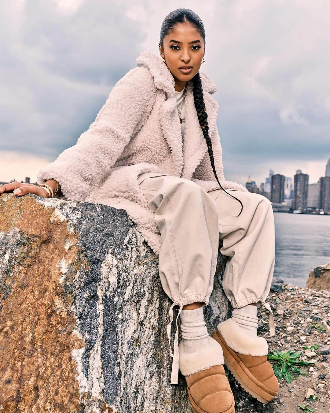 ELLE Magazineのインスタグラム：「#NataliaBryant is taking things one step at a time. As the face of @ugg’s new “Feels Like Ugg” campaign—which is all about self-reflection and self-love—the 20-year-old model and daughter of the late basketball legend #KobeBryant says life is “all about appreciating the growth and lessons that have gotten you to where you are and embracing your best self.” Link in bio for ELLE's @minutaglio exclusive interview with Bryant about the campaign, navigating difficult moments, and the importance of self-care. Photos: Courtesy of Ugg」