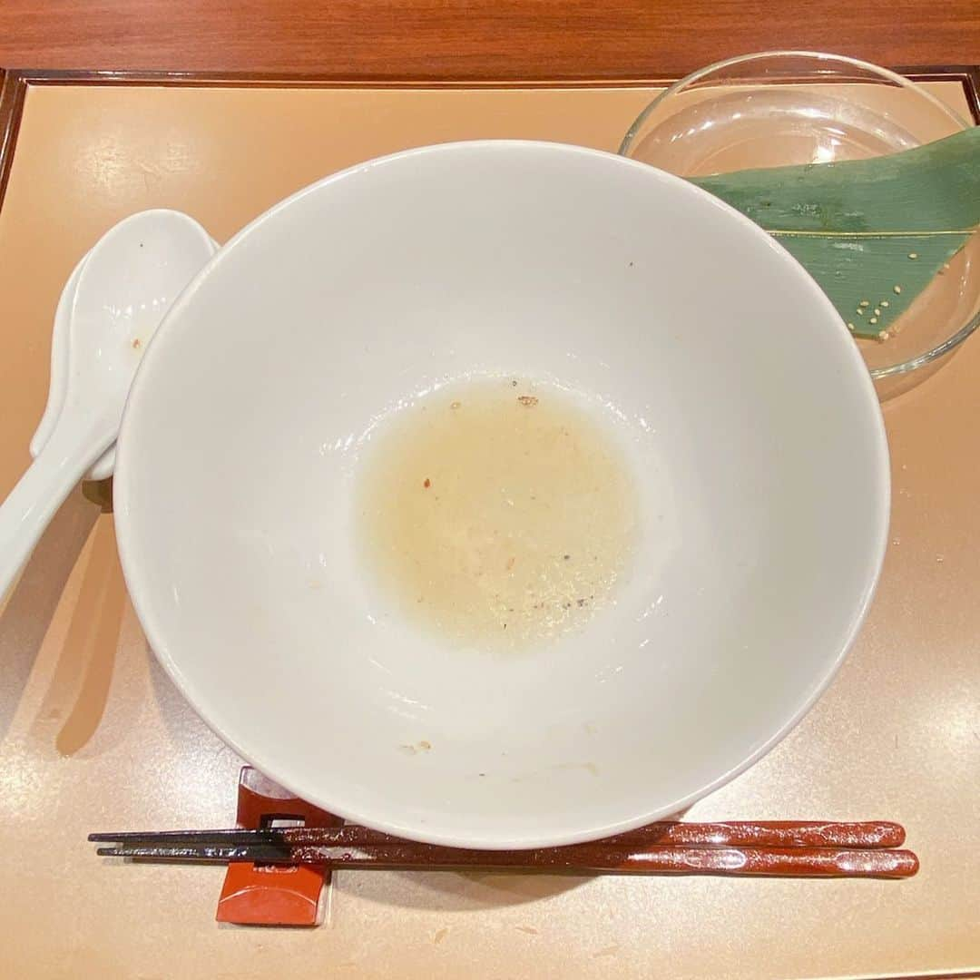 小峰みこさんのインスタグラム写真 - (小峰みこInstagram)「. 8結東洋乗ってるときの麺活🍜 Twitterのフォロワーさんに教えてもらって 「紡木」 に初訪問 . プレミアム小麦と鯛の冷汁 めーーーっちゃおいしかった🥹 着丼の後、お席で出汁の氷をかけてくれる！ シンプルなかけラーメンのあとに 薬味ののった焼きおにぎりを投入して 冷製お茶漬けにして食べる！ おいしかったです😋 普段のメニューも食べてみたいな！ . でもテーブル席しかなくておしゃれな店内なので、1人でてきとーな服着て行くと気まずいかも！ わたしはやらかしました😓笑 . #みこ麺活」10月12日 1時09分 - mico_19911201