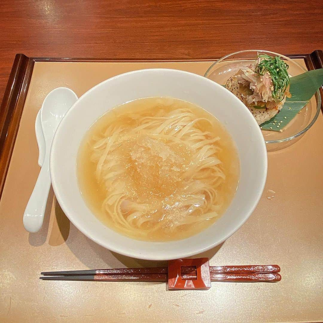 小峰みこのインスタグラム：「. 8結東洋乗ってるときの麺活🍜 Twitterのフォロワーさんに教えてもらって 「紡木」 に初訪問 . プレミアム小麦と鯛の冷汁 めーーーっちゃおいしかった🥹 着丼の後、お席で出汁の氷をかけてくれる！ シンプルなかけラーメンのあとに 薬味ののった焼きおにぎりを投入して 冷製お茶漬けにして食べる！ おいしかったです😋 普段のメニューも食べてみたいな！ . でもテーブル席しかなくておしゃれな店内なので、1人でてきとーな服着て行くと気まずいかも！ わたしはやらかしました😓笑 . #みこ麺活」