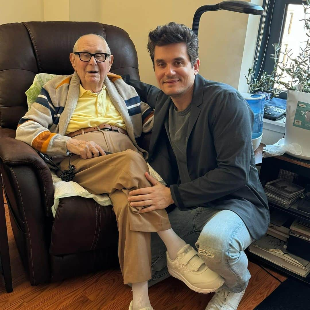 ジョン・メイヤーのインスタグラム：「A great big, wonderful Happy Birthday to my dad who turns 96 today! I just surprised him with a visit on my way to Nashville. Feeling very blessed. ♥️🎂♥️」