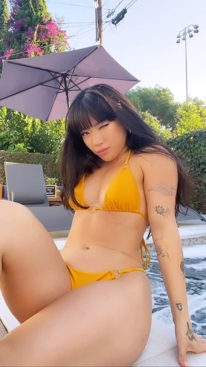 Marycakeのインスタグラム：「ur dating sim love interest invites you to the pool. you A) help rub sunscreen on her back B) cannonball into the water C) cover yourself in dirt and pretend you’re a carrot」