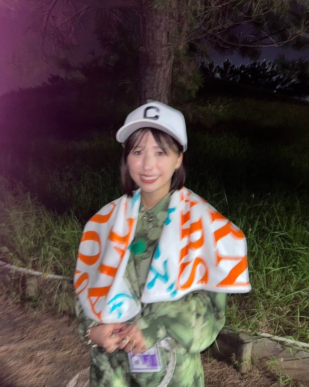 玉井詩織のインスタグラム：「⚾️ “週刊ナイナイミュージック”で サザンオールスターズさんの茅ヶ崎ライブの取材にお伺いしました。  O.A見ていただいたらお分かりいただけると思いますが本当に夢のような時間で、まだまだ余韻に浸っています。  カメラが止まった後に、サザンオールスターズの皆さんとお会いできたこと、桑田さんに帽子を被せていただいたこと、そこでようやく状況を理解できたのか、突然涙が溢れてきました。 (それがチラリと映っていた号泣シーンです笑)  本当にこのような貴重な機会をいただけたこと感謝しています…  この日のライブの様子を実際に記者として、ライブレポートを書きましてなんと！音楽ナタリーさんにそのライブレポートが掲載されています！ そちらも合わせてお楽しみください🙌  ナインティナインのお二人 優しくサポートしてくださったウイカさん そして、サザンオールスターズの皆さん 本当にありがとうございました🥺  #週刊ナイナイミュージック  #サザン茅ヶ崎ライブ2023」