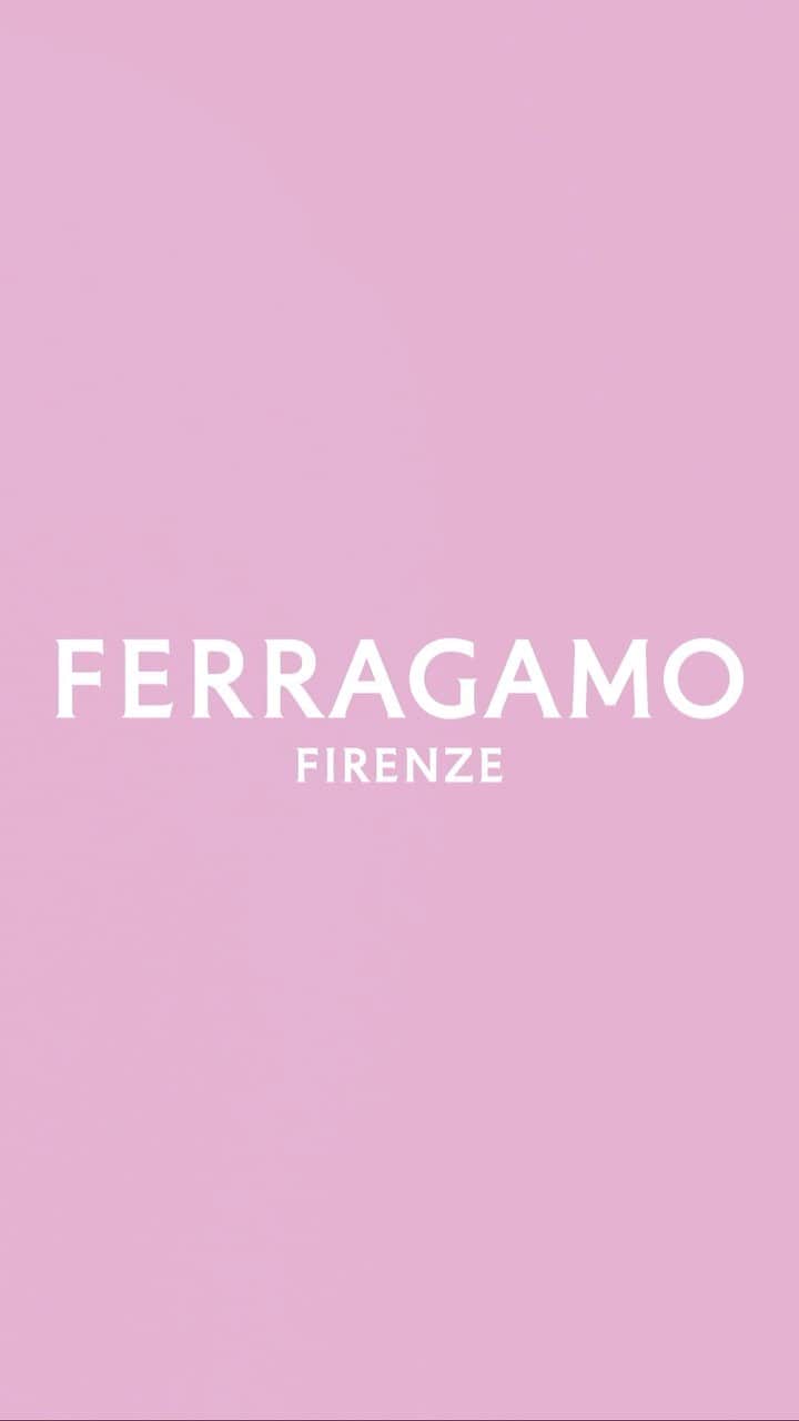 サルヴァトーレ・フェラガモのインスタグラム：「The form is explored in its purity and substance, as the quintessence of Ferragamo’s enduring legacy of craftsmanship and creativity. #FerragamoFW23  #FerragamoHugBag」