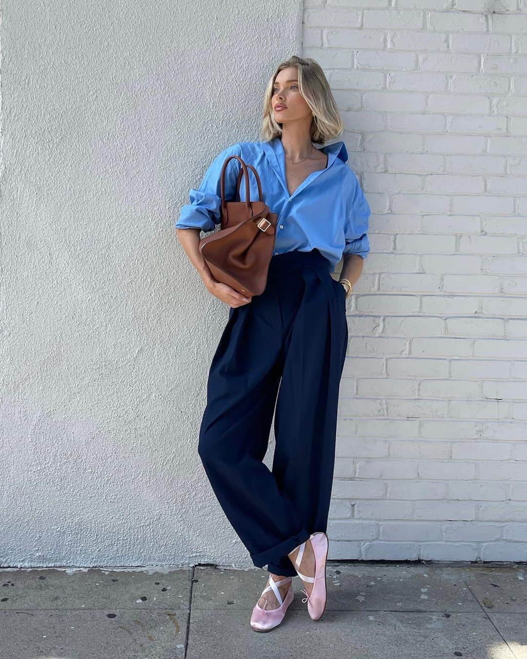 エルザ・ホスクのインスタグラム：「Office attire 💻 ✍️ ☕️」
