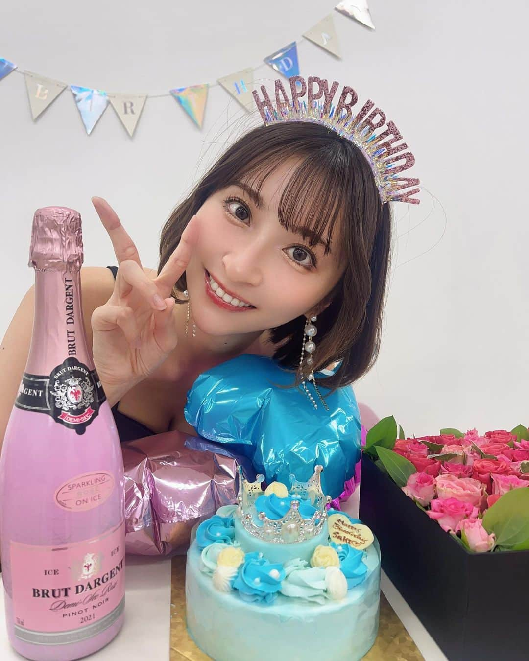 緒方咲さんのインスタグラム写真 - (緒方咲Instagram)「先日の撮影会＆誕生日オフ会🎂🩷 ありがとうございました😆🗼🎉✨  沢山の方が来てくれてすっごい嬉しかったです😭❤️ 新たな1年のスタートができました🙇‍♀️💕💕  レベルアップしたさきちぃが これからも皆をドキドキ喜んでくれるように 頑張るので応援よろしくお願いいたします😍🫶🌼🌷  スペシャルゲストで駆けつけてくれた✨綾✨❣️❣️ ありがとう🥺🙏😍❤️大好き🫶💖  #happybirthday #birthday #mybirthday #金字塔 #japanesegirl #follow #粉我 #动漫 #扎心了#맞팔 #东京 #몸스타그램 #インスタグラビア #Instagravure #緒方咲 #グラドル摩天楼 #セクシー  #グラビア #gravure #日本的 #内衣 #photoshoot #otaku #코스프레 #كوسبلاي #角色扮演 #高身長女子」10月12日 1時21分 - chaaansaki