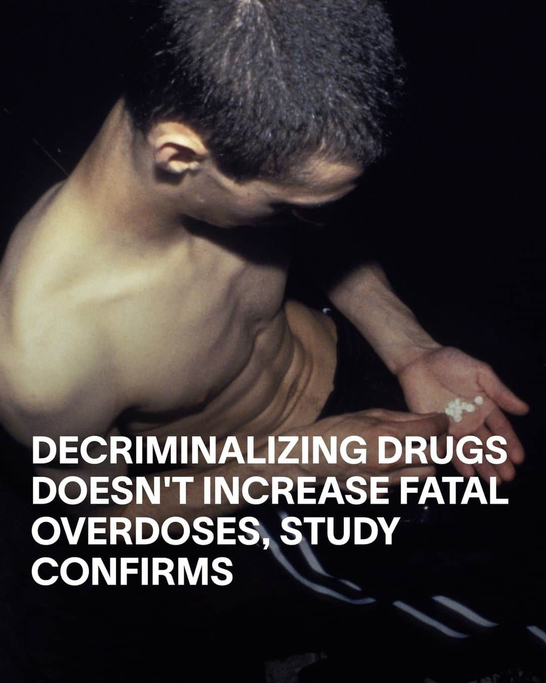 VICEさんのインスタグラム写真 - (VICEInstagram)「A new study found that states that decriminalized drugs did not see an increase in fatal overdoses, countering criticism of progressive drug policies. ⁠ ⁠ The study, funded by the CDC and conducted by researchers at the New York University Grossman School of Medicine, looked at a year’s worth of overdose data in Oregon and Washington, which both decriminalized possession of drugs in 2021. It found no evidence linking an increase in overdose deaths to those decriminalization policies.⁠ ⁠ However, overdoses in those states didn’t decrease either, and some harm reduction experts say that’s because drug decriminalization is just part of a larger strategy to curb deaths that also requires a safe and regulated supply of drugs. Keep reading at the link in bio.」10月12日 1時22分 - vice