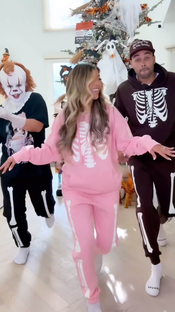 リアン Vのインスタグラム：「Friendly reminder‼️ Tomorrow will be the last day to order our @shoplianev glow in the dark skeleton sets to get in time for Halloween! 💀👻」