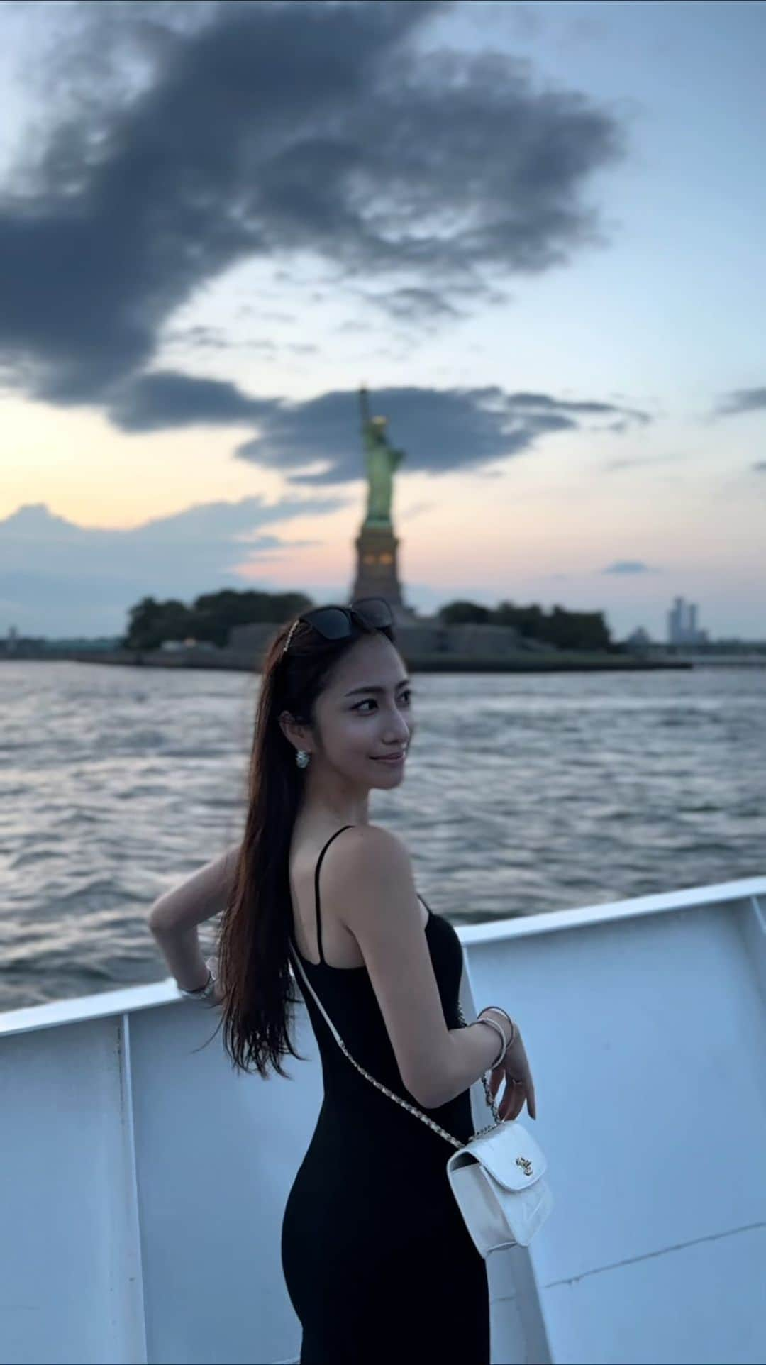 雨宮みずきのインスタグラム：「Statue of  Liberty🗽❤️‍🔥🌉⛴  クルージングから自由の女神みれた🥹🙏☝️✨✨ 夕暮れから夜にかけて眺めが変わって とっても綺麗でした😆🥹🥂🤍  #statueofliberty #brooklynbridge #sunsetcruisin #newyork #newyorktravel #ニューヨーク旅 #ニューヨーク観光 #ニューヨーク旅行 #自由の女神 #ブルックリンブリッジ」