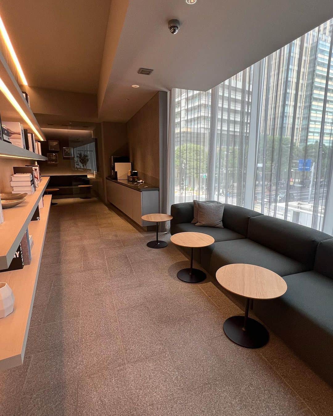 まいまいさんのインスタグラム写真 - (まいまいInstagram)「わたしのお仕事スタイルっ☕️ 六本木のTOKYO GOLFERS LOUNGEで お仕事しながら気分転換で練習もしてる🏌️‍♀️💛  レンタルクラブもグローブもあるし 気軽に練習したいなとか時間空いたなって時に ふらっと来れるわたしの居場所♡ 私はしょっちゅう来るから、 自分のサブクラブをロッカーに置いてるよ!!  ゴルフやってると1日中ゴルフのこと考えてたり あ！今打ちたい！って時があるんだけど🤣 ここで仕事してたらそんな時もサクッと打てる💓  ちなみに11/18(土)にここのスタジオで 初めてのシミュレーションラウンドイベントやるから みんな予定空けておいてね🏌️‍♀️✨ ゴルフ場よりも短時間でみんなと仲良くなれそうで楽しみ😆  #まいごるふ#ゴルフ女子#インドアゴルフ #シュミレーションゴルフ #ゴルフ女子#六本木#ゴルフ#ゴルファー#tokyogolfers#pr#tokyogolferslounge #golfzon#withTGL#TGL」10月11日 16時28分 - ___maigolf___